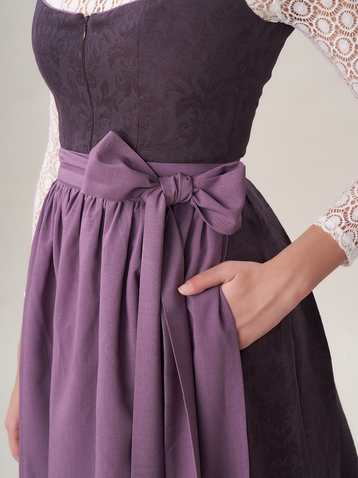 Ein elegantes lila Dirndl mit floralen Details