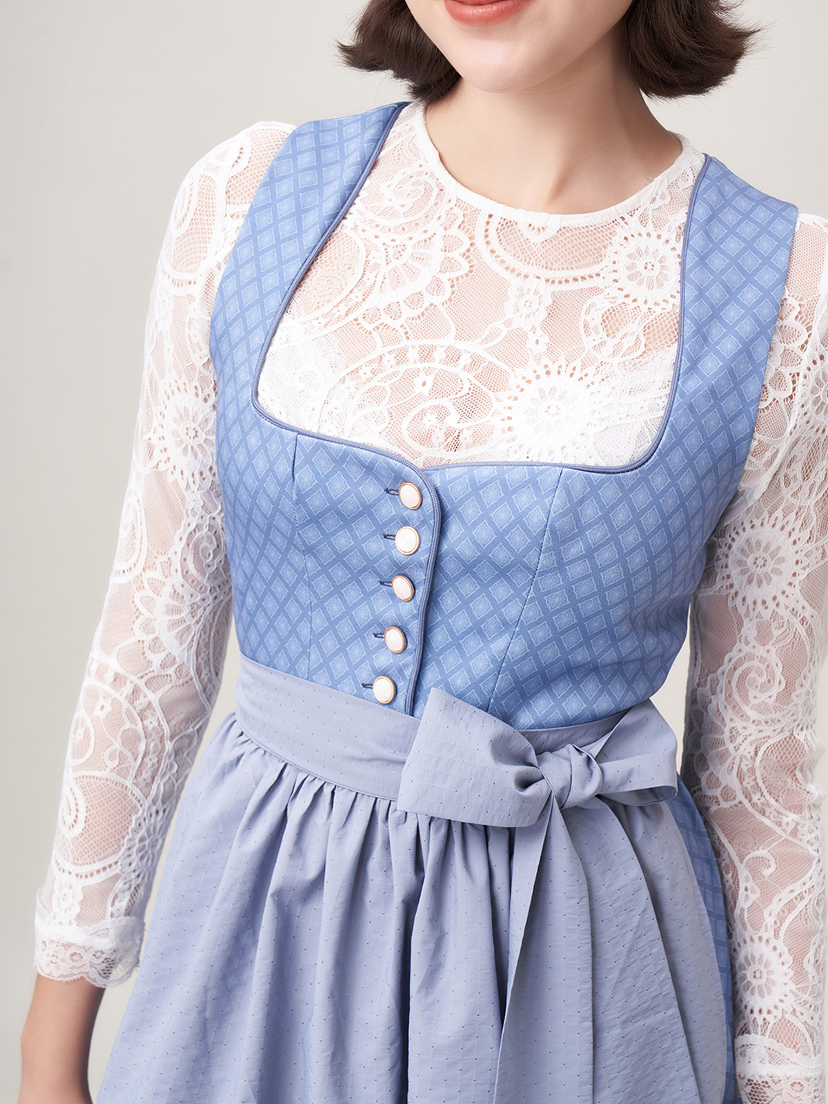 Romantisches Dirndl mit Blumenkranz