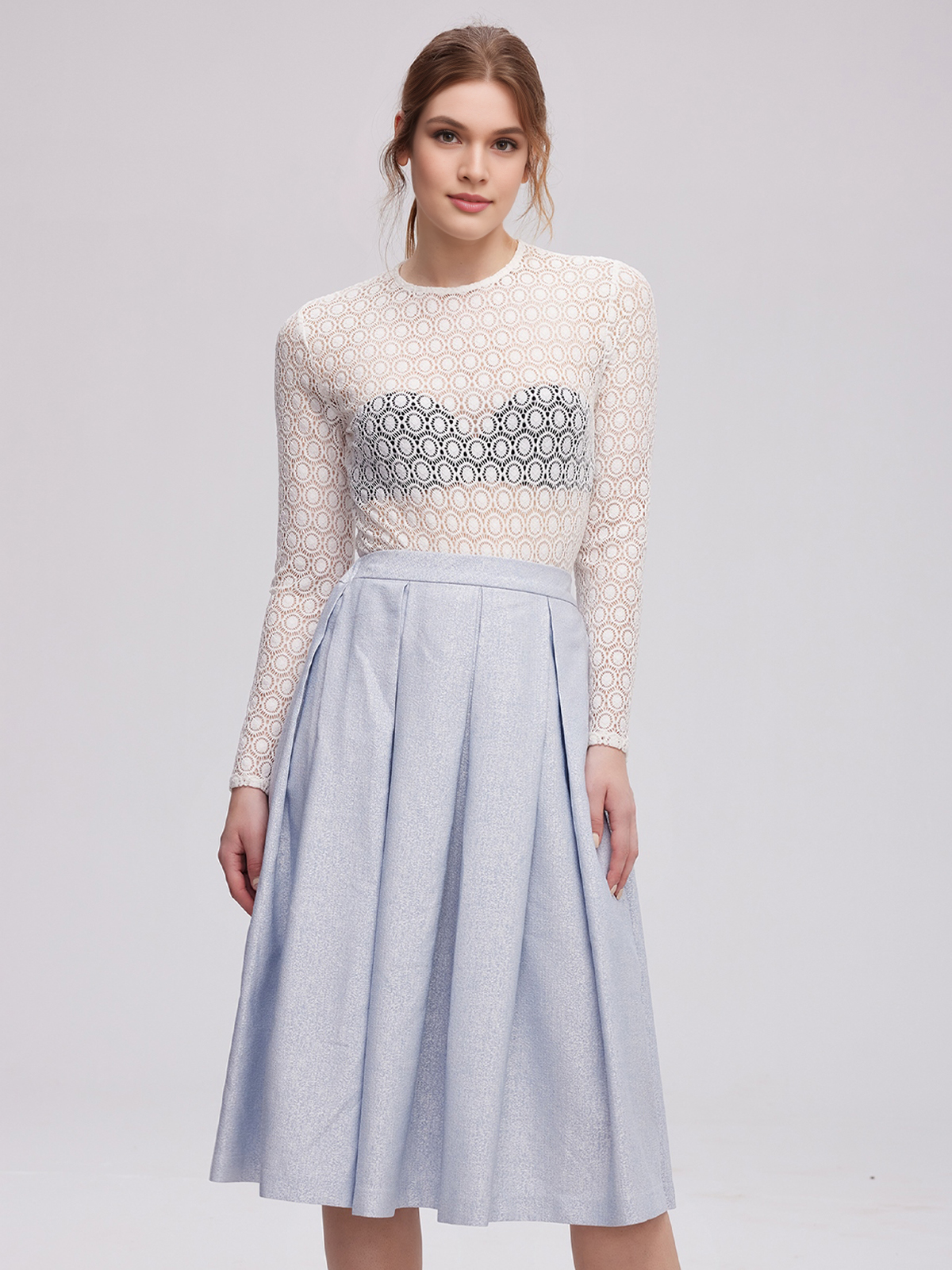 Gelbes Dirndl mit weißer Bluse