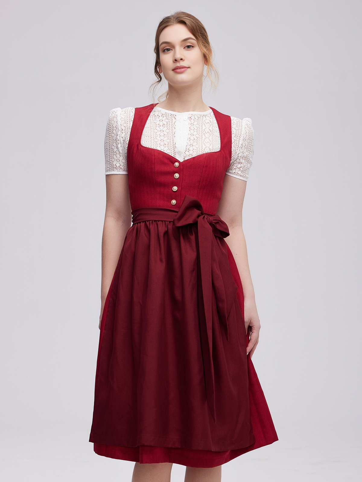 Ein elegantes rotes Dirndl mit floralen Details