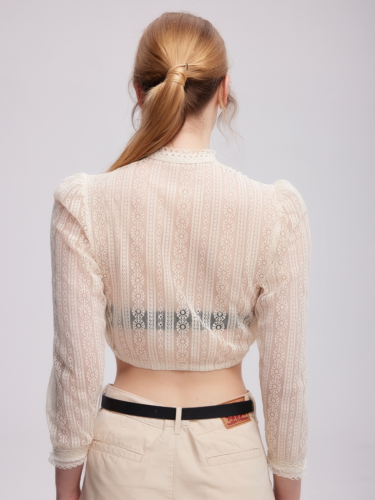 Dirndlbluse in beige mit hochgeschlossenem Schnitt