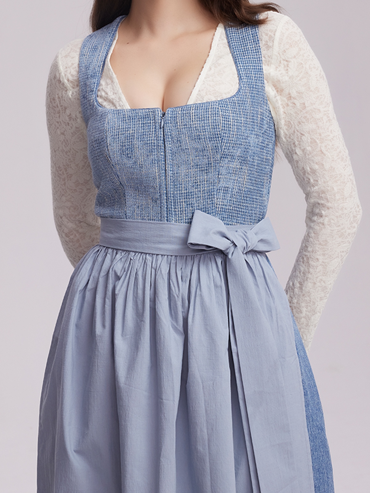 Modernes Dirndl in Braun mit figurbetonter Silhouette