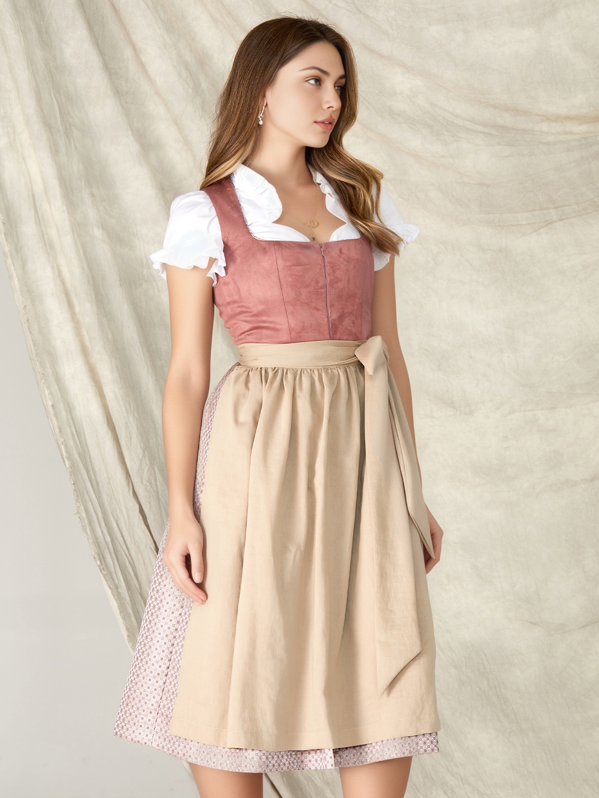 Dunkelblaues Dirndl mit floralen Details