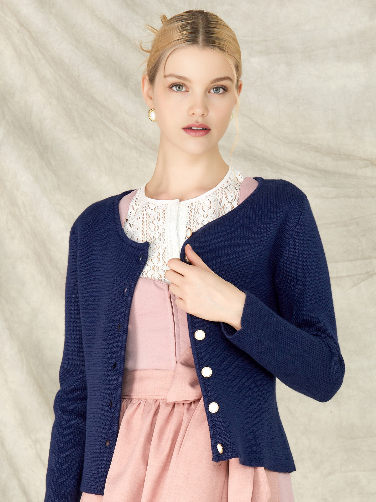 Schwarzes Samt-Dirndl mit modernem Stil