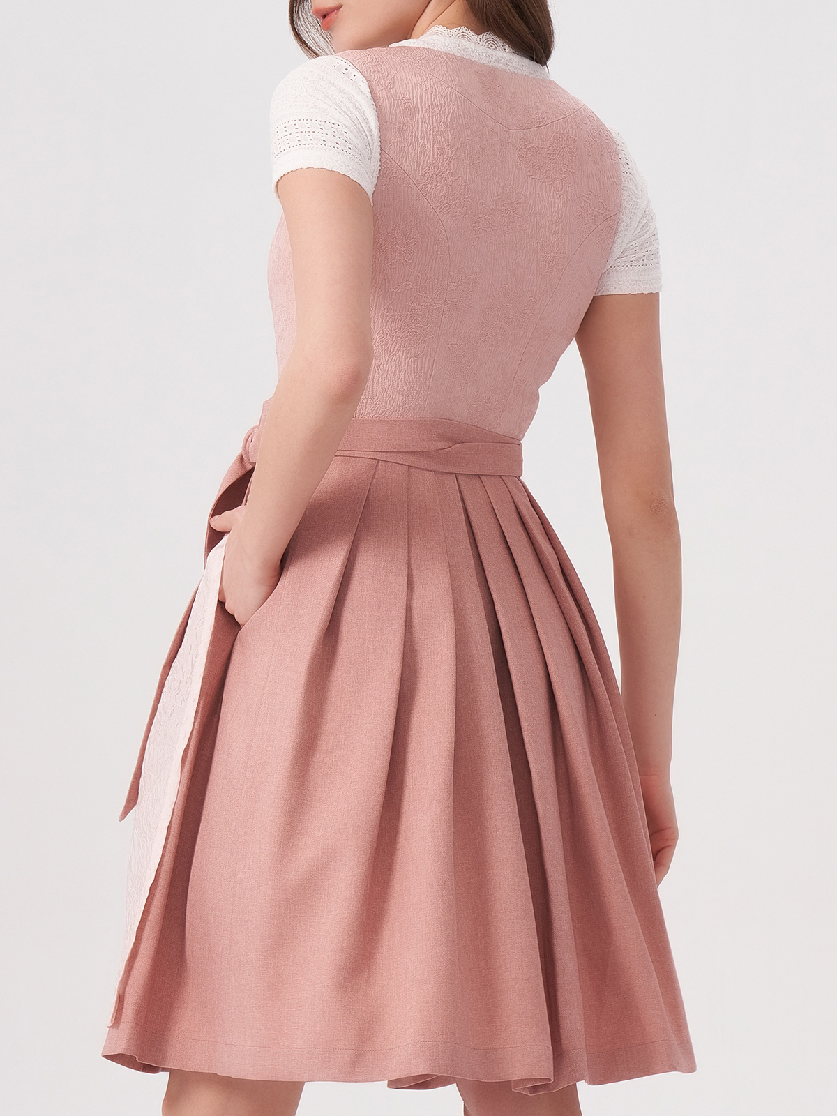 Ein Dirndl samt rot mit passenden Accessoires
