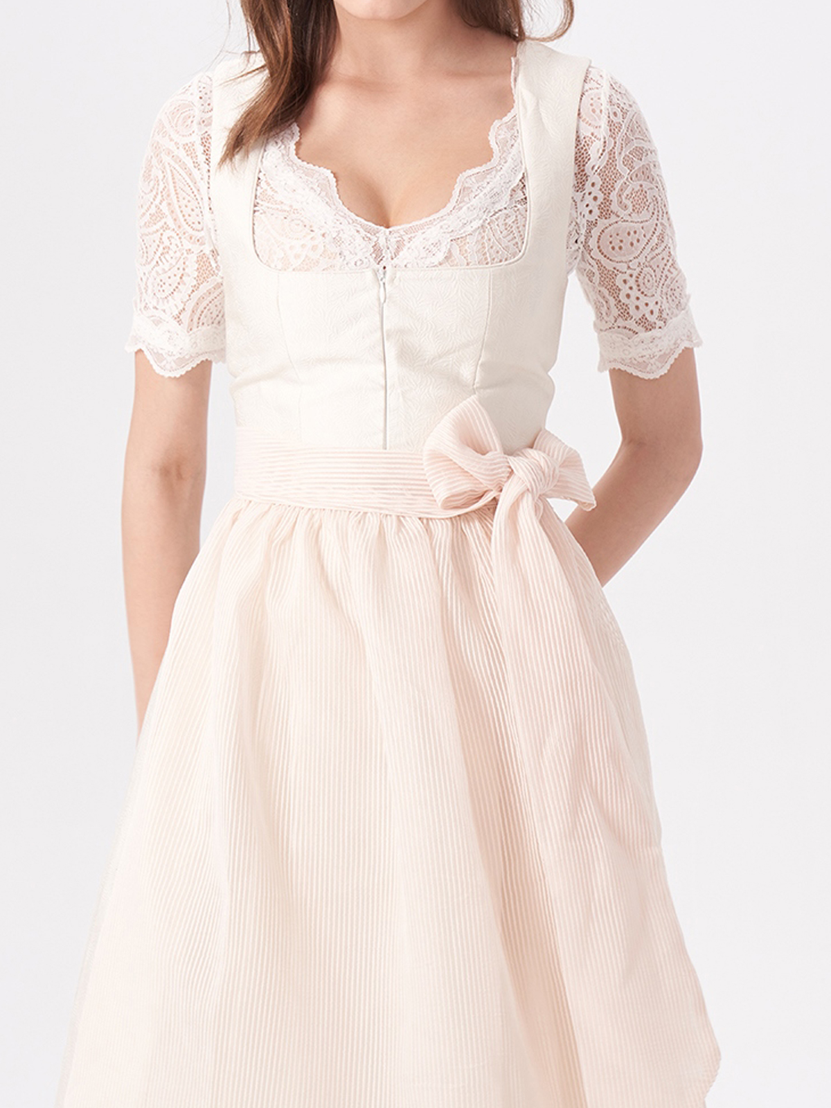 Ein elegantes rotes Dirndl mit floralen Details
