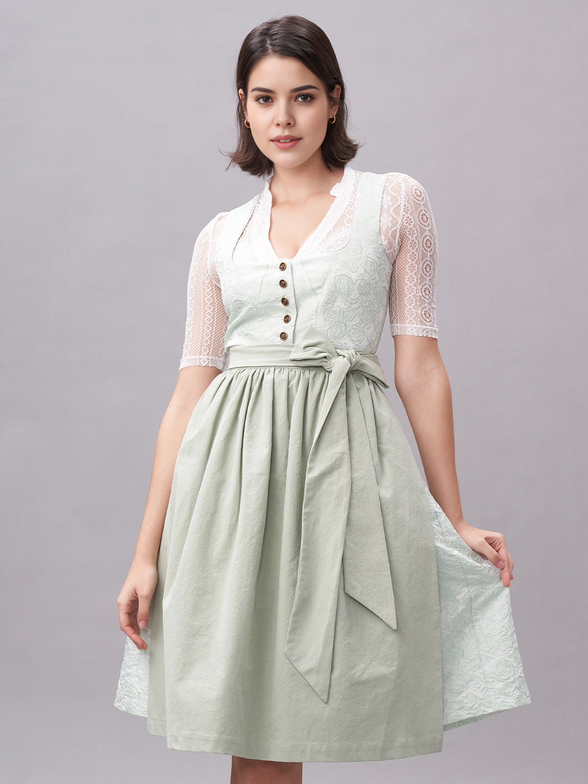 Ein elegantes rotes Dirndl mit grünen Akzenten, perfekt für festliche Anlässe.