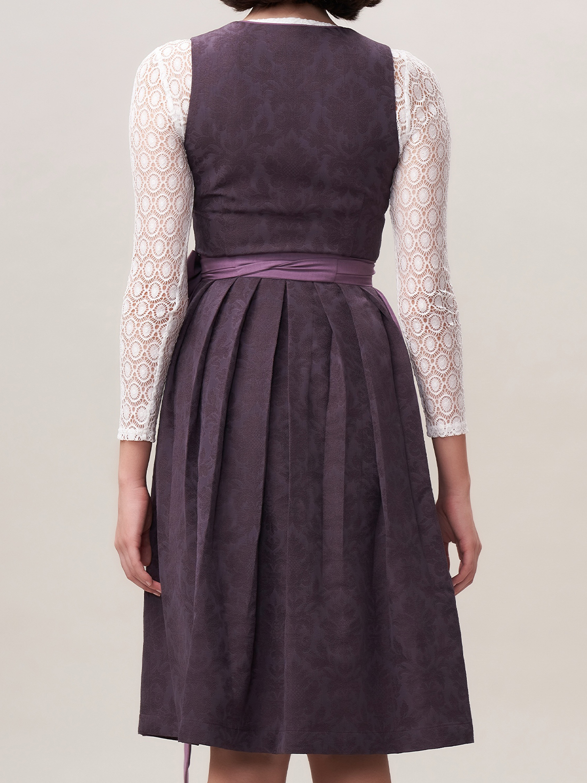 Dirndl in Lila mit traditioneller Schürze