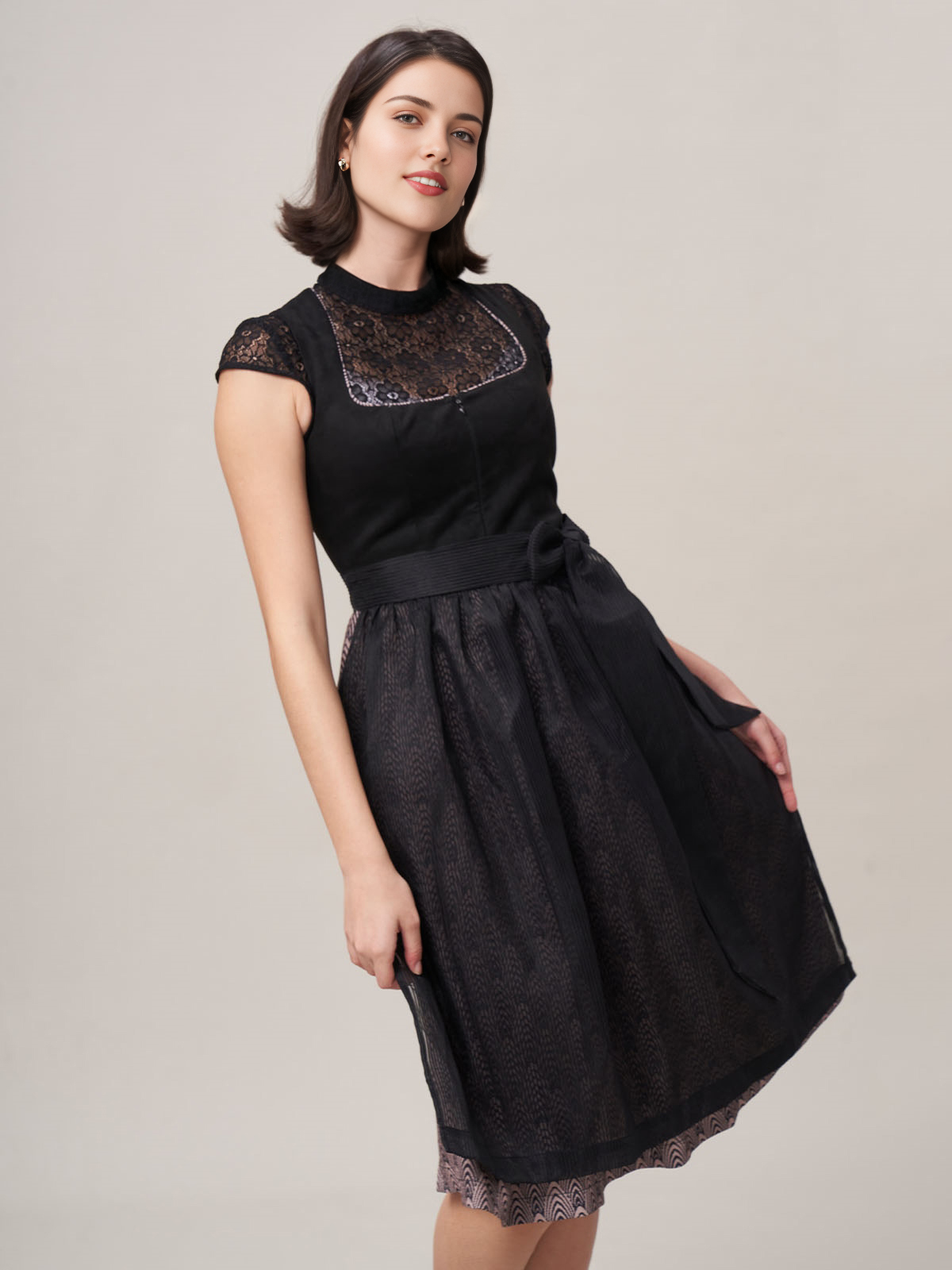 Modernes Dirndl in schwarzer Eleganz