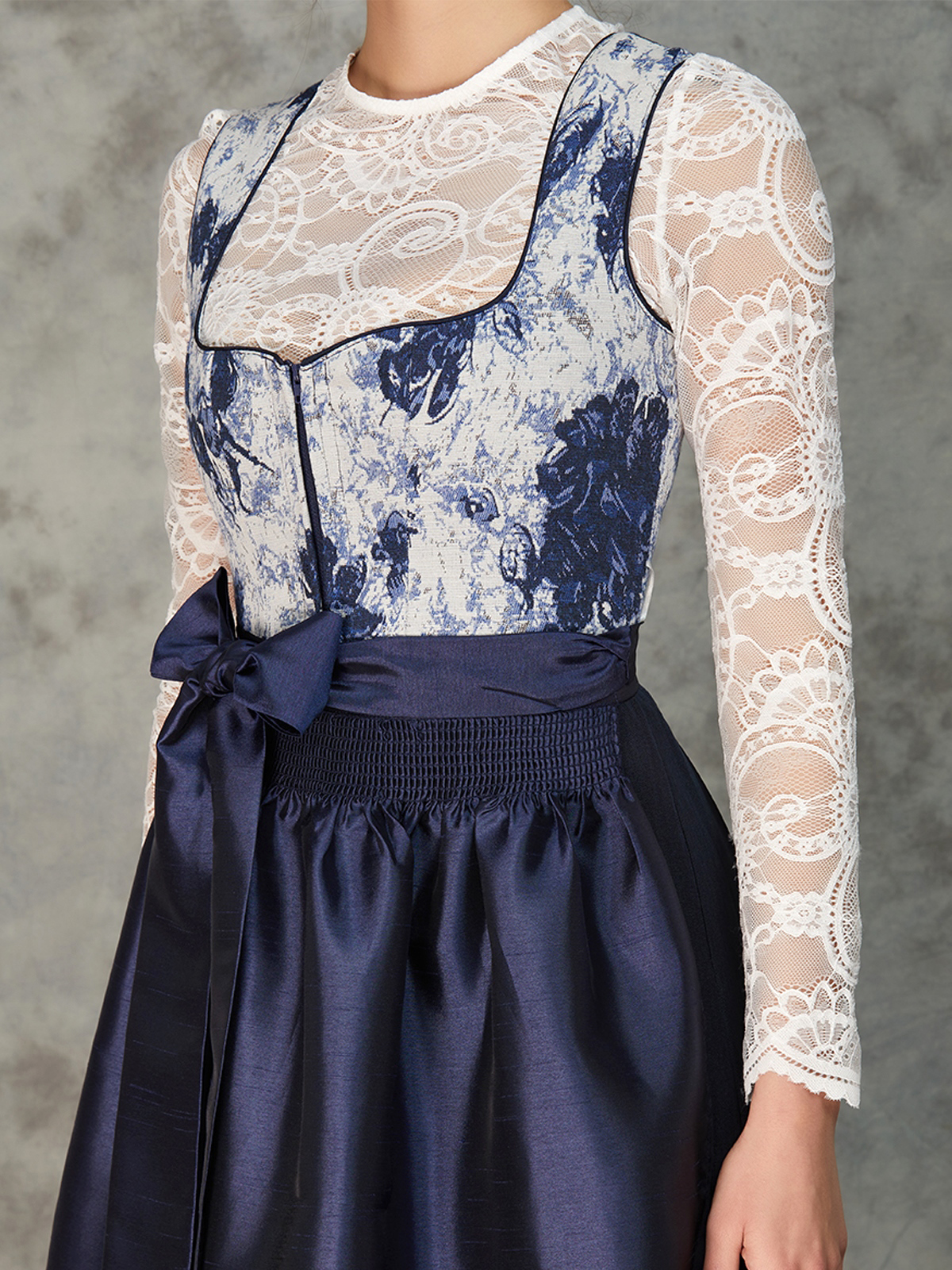 Modernes Dirndl in Blau mit eleganter Spitze