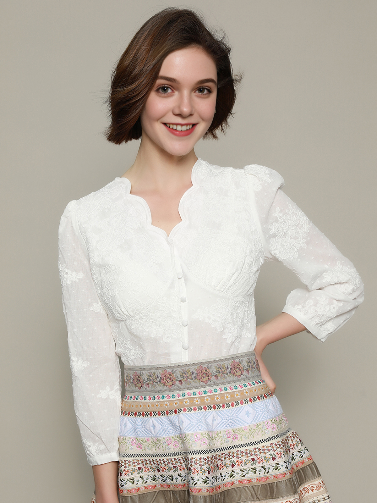 Dirndl mit weißer Bluse – stilvoll und elegant