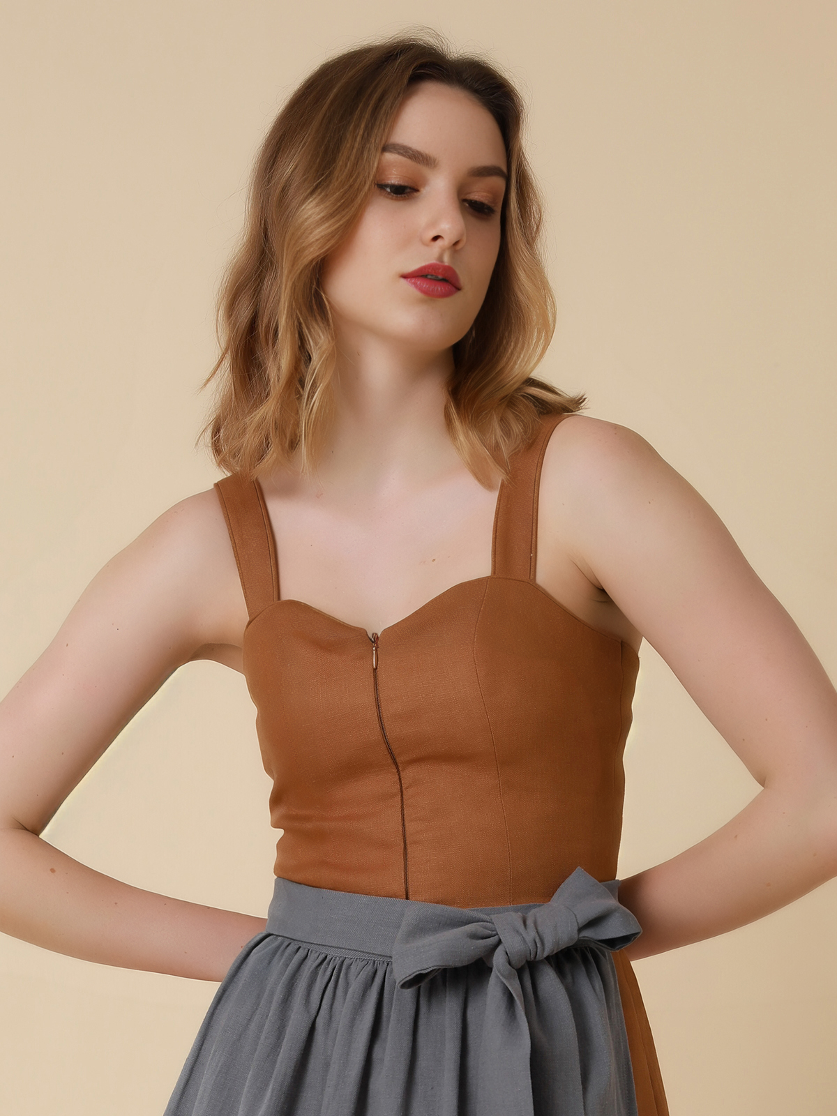 Dirndl in Gelb mit traditioneller Bluse
