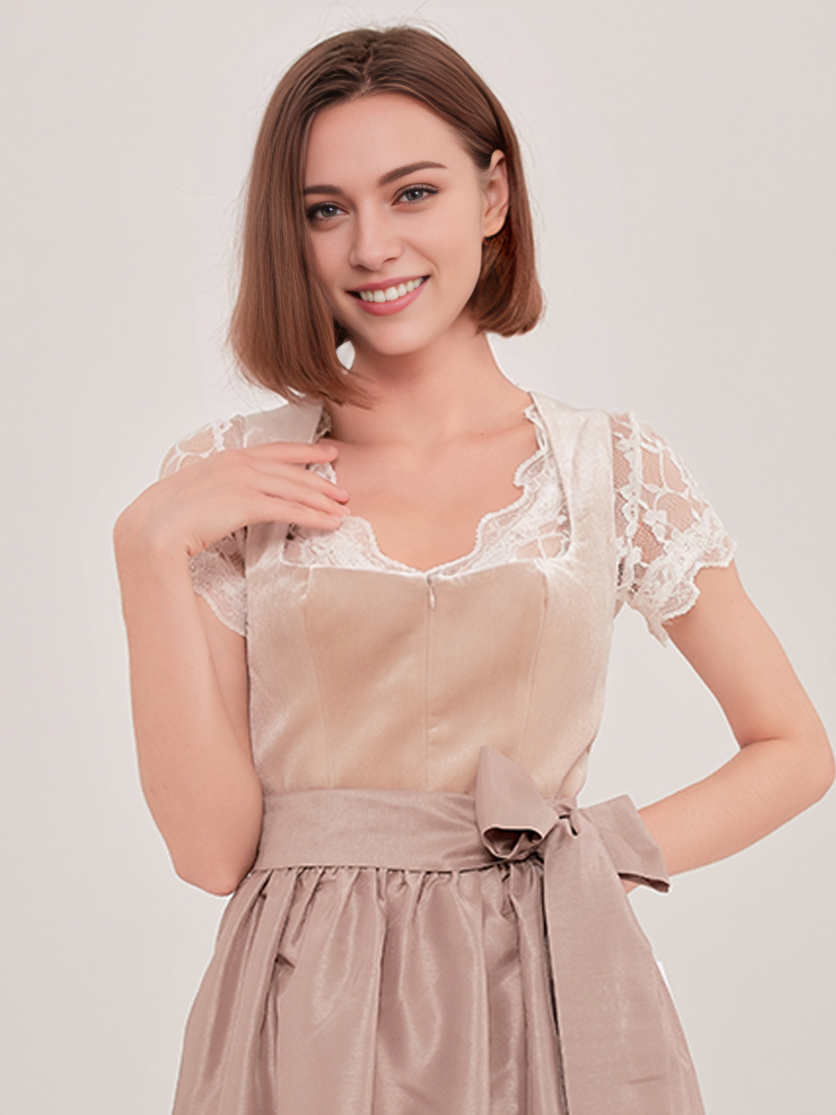Modernes Dirndl in Braun mit schlankem Schnitt