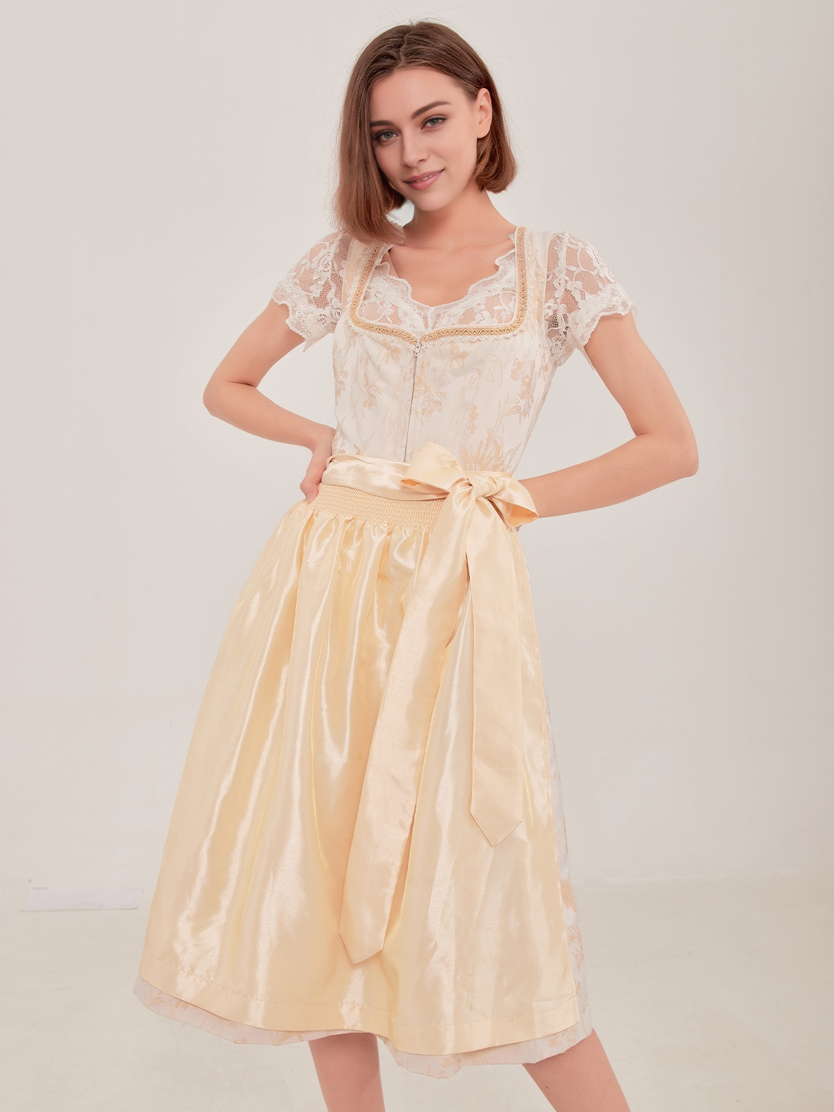 Gelbes Dirndl mit modernem Schnitt