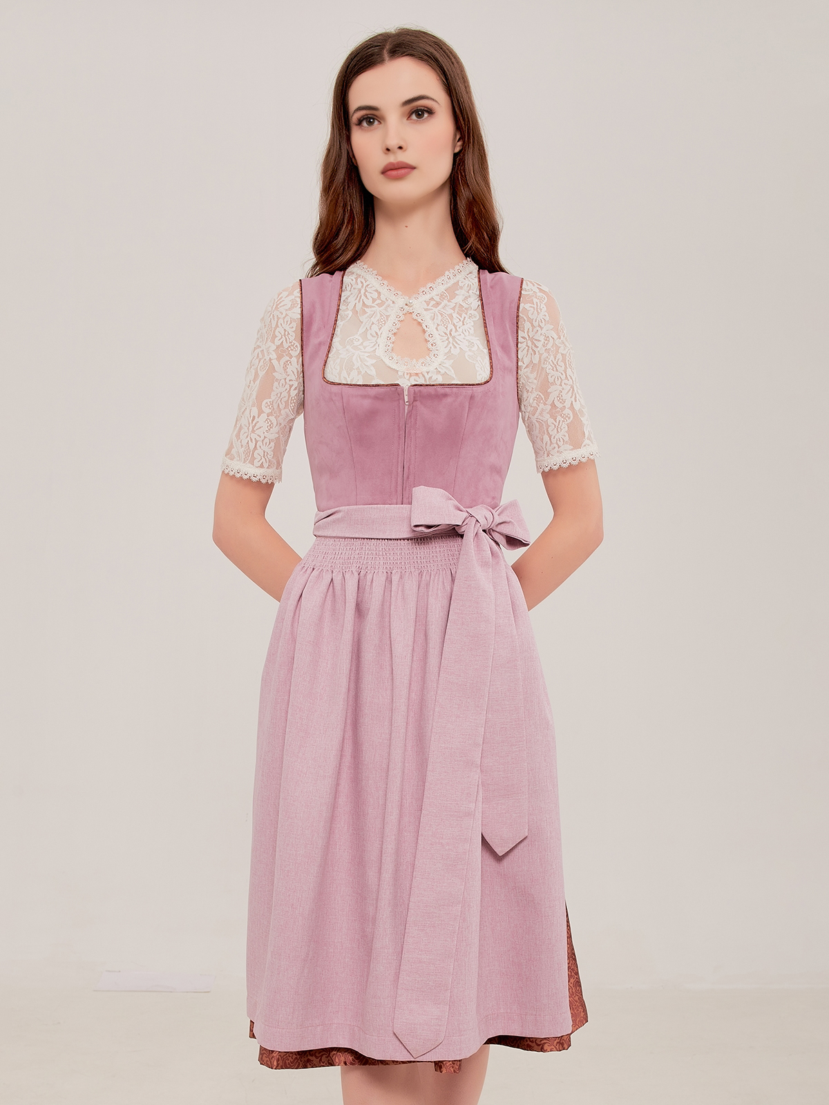 Dirndl in Lila – stilvoll und feminin