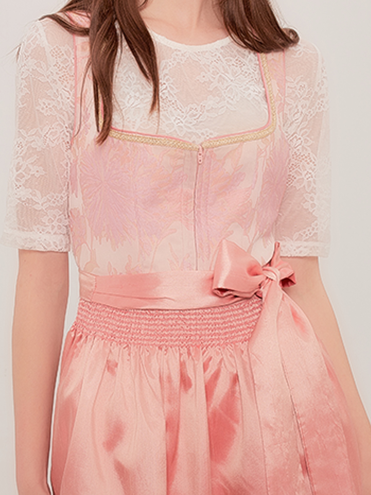 Ein rosa Dirndl mit Midi Trachtenrock – perfekt für festliche Anlässe