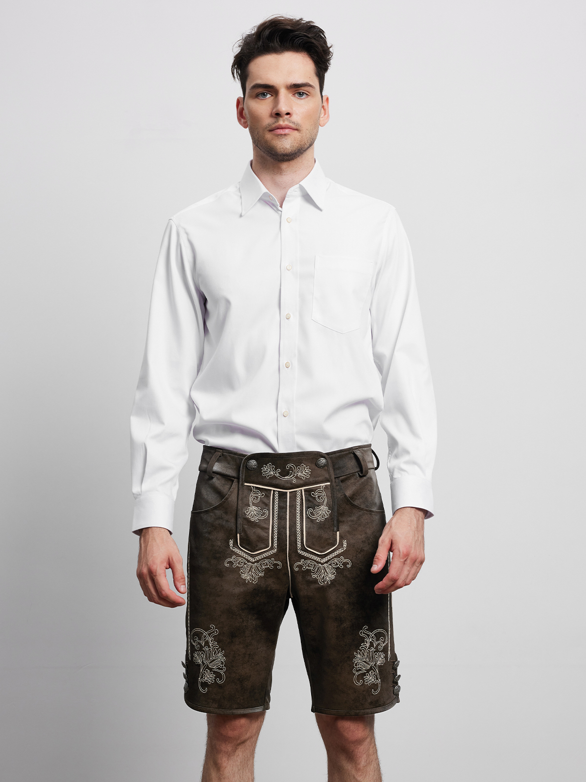 Dirndlbluse langarm weiß in Kombination mit einem braunen Lederhosen-Outfit