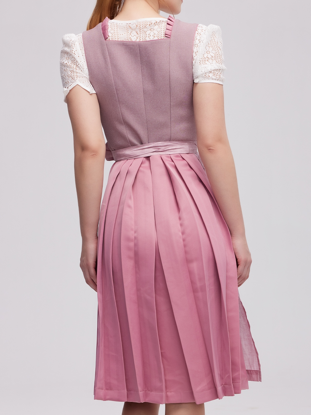 Dirndl Türkis Schwarz in eleganter Pose