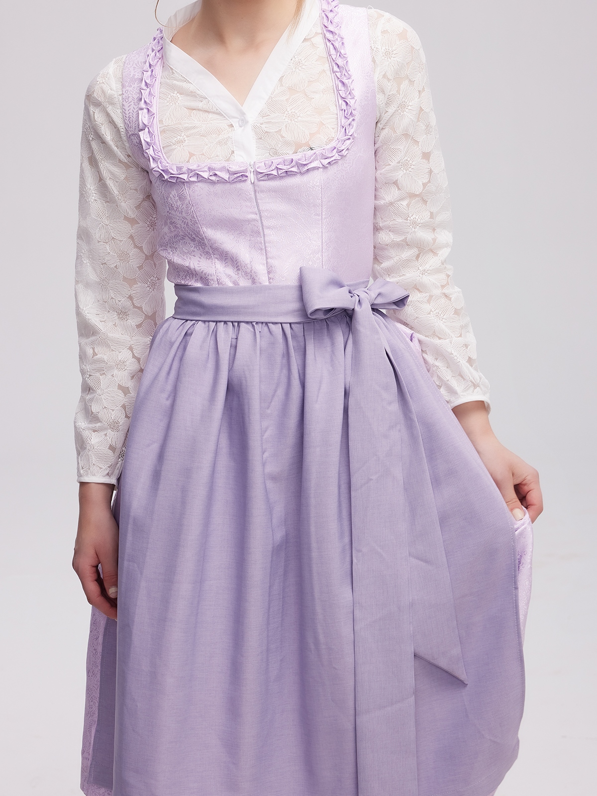 Dirndlbluse mit V-Ausschnitt in Lila