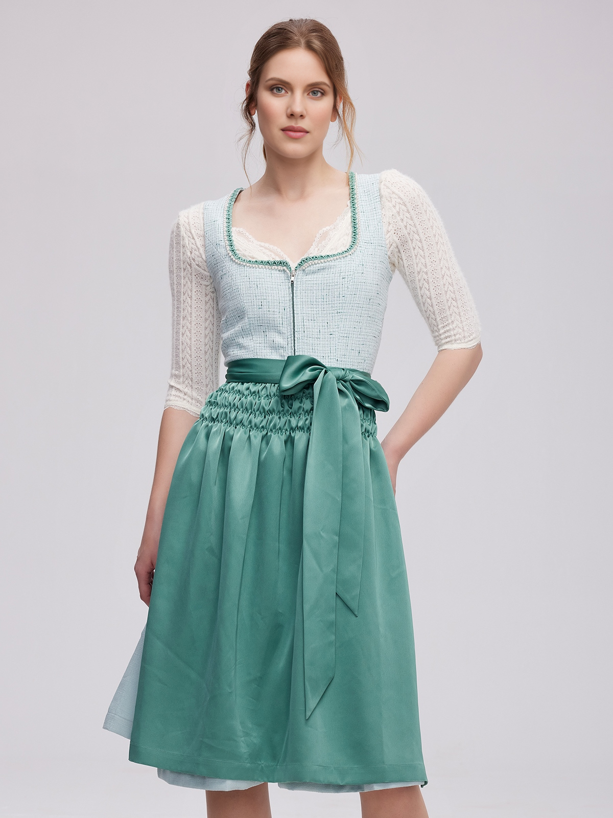 Dirndl in Grün mit floralen Details