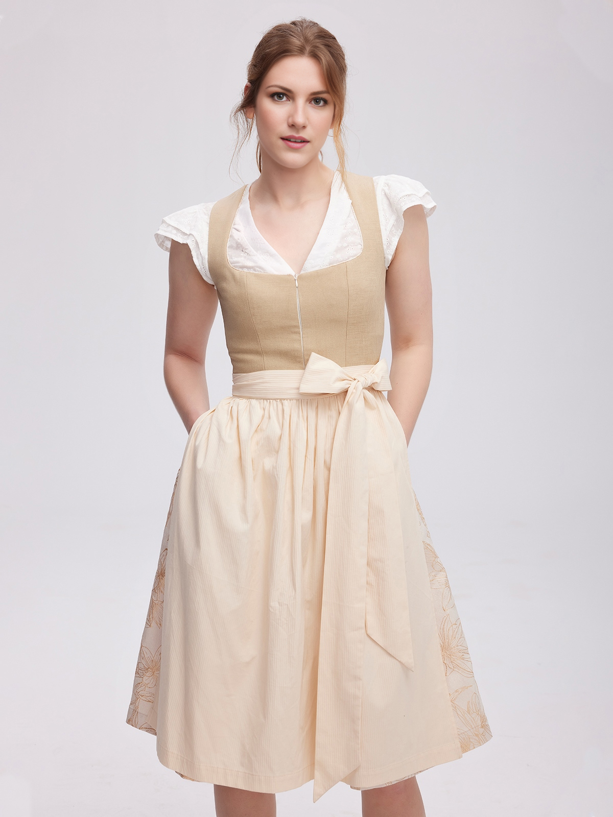Braunes Dirndl mit traditioneller Schürze