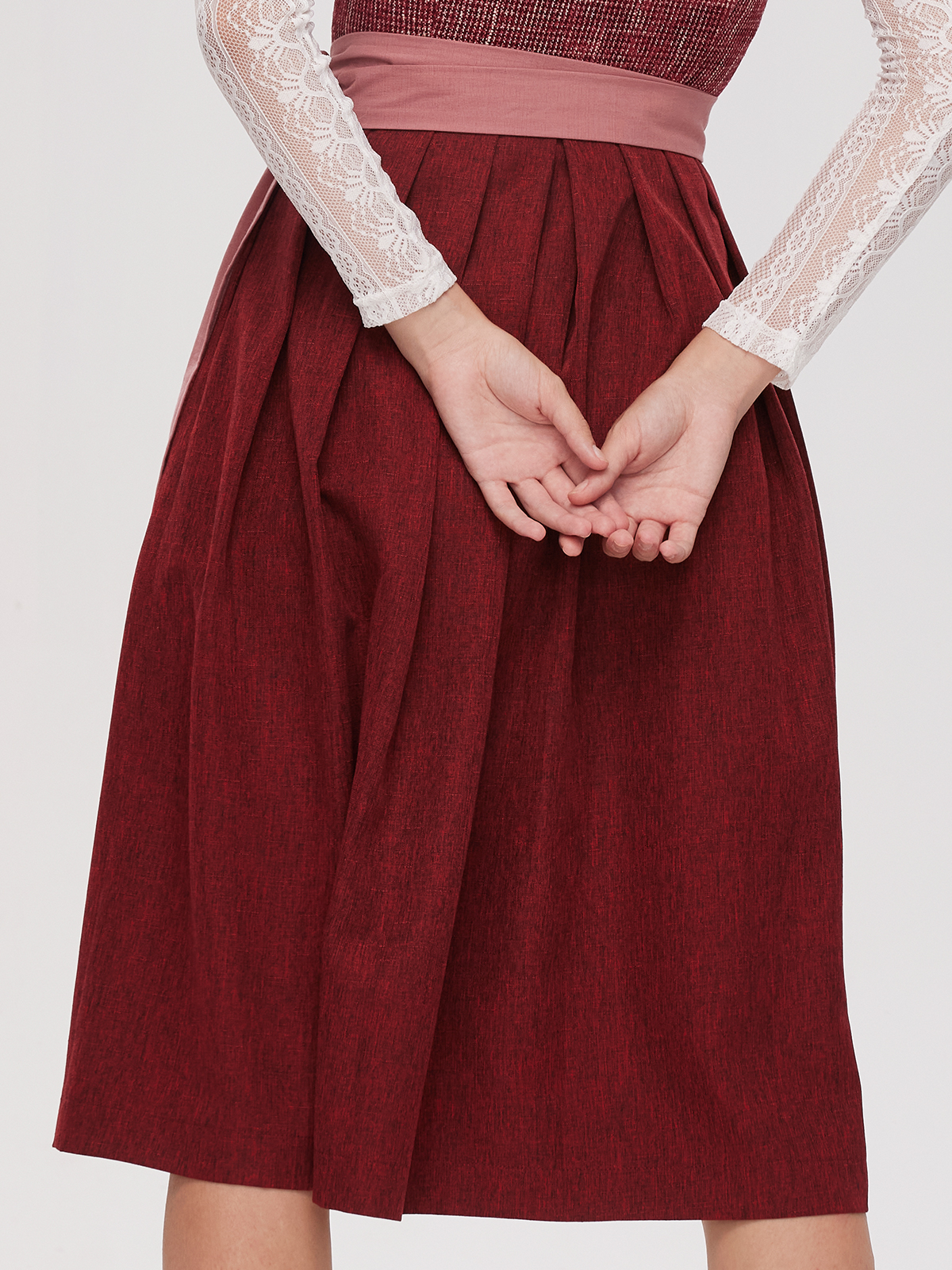 Modernes rotes Leder-Dirndl mit zeitgenössischem Schnitt