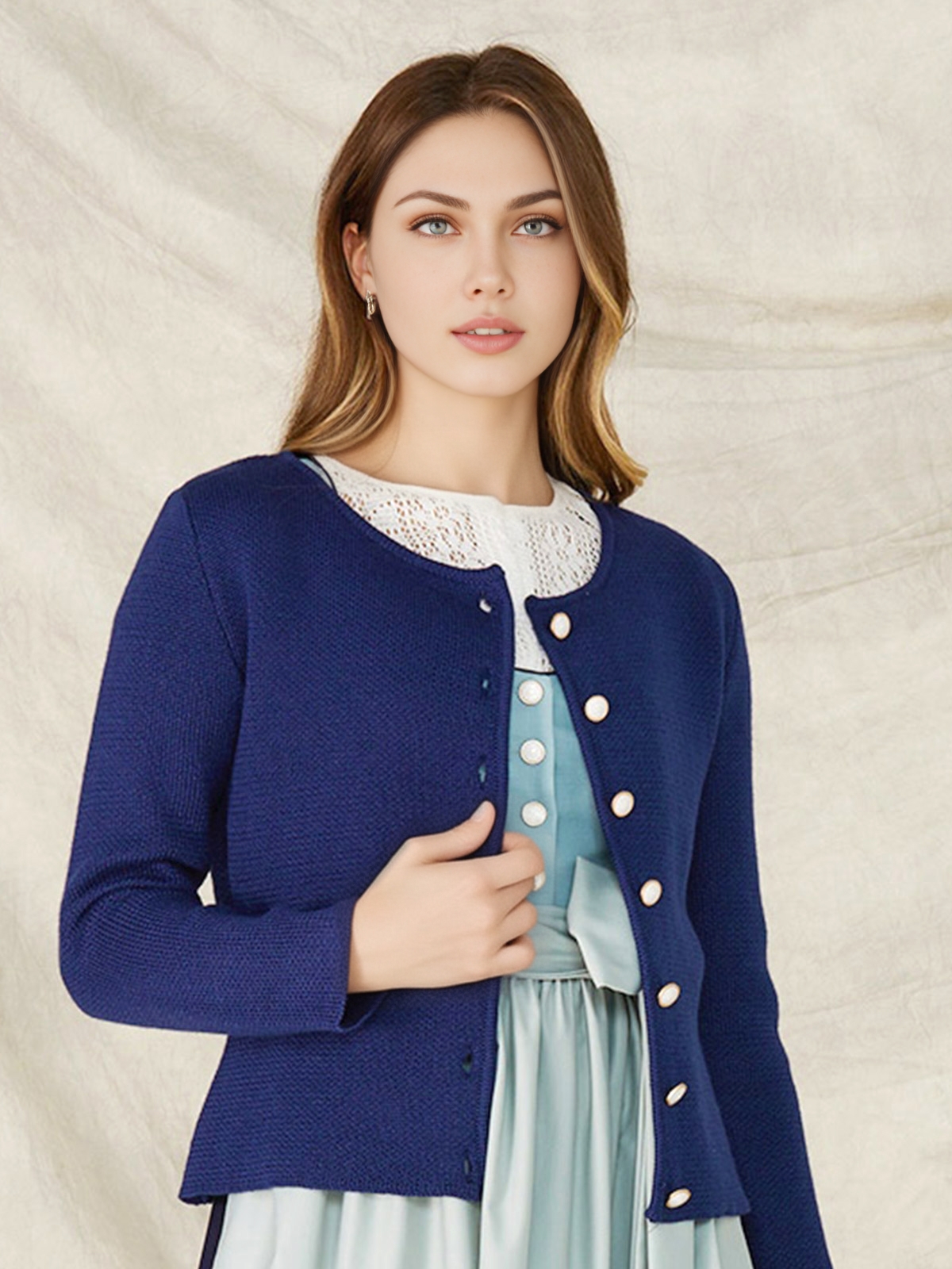 Modernes Dirndl in Marineblau