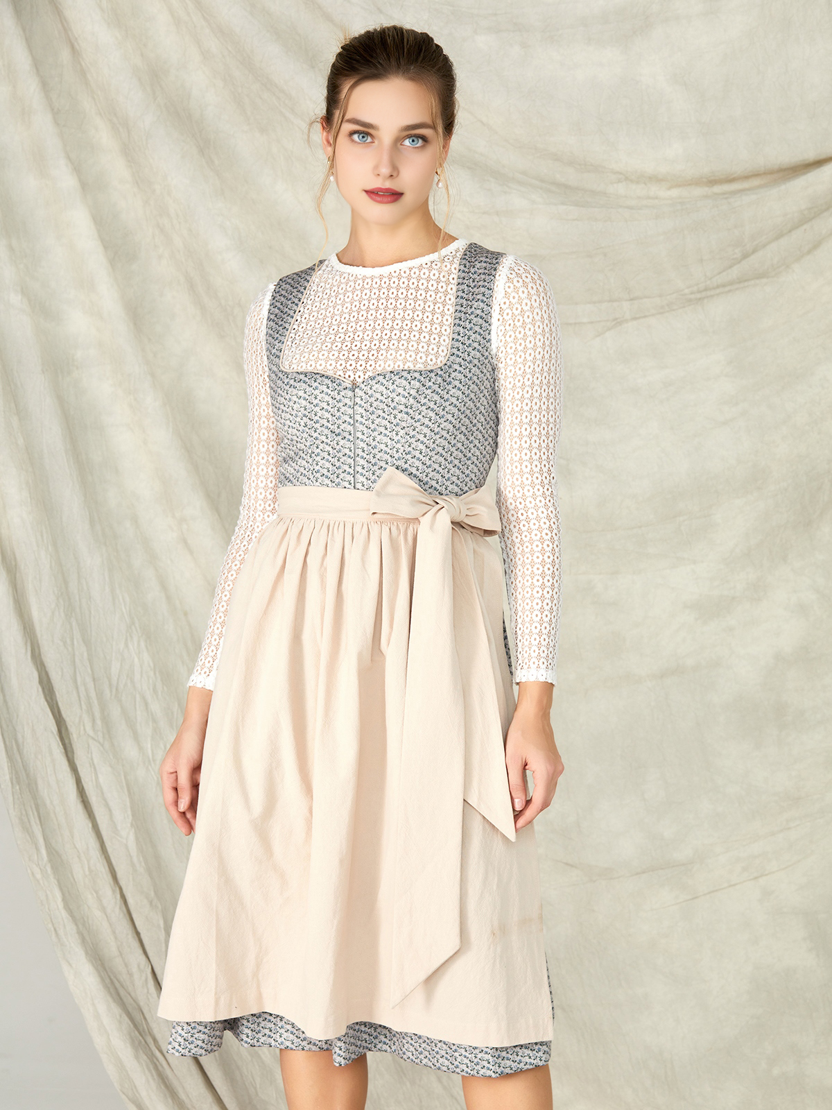 Rot-Schwarzes Dirndl in festlicher Atmosphäre