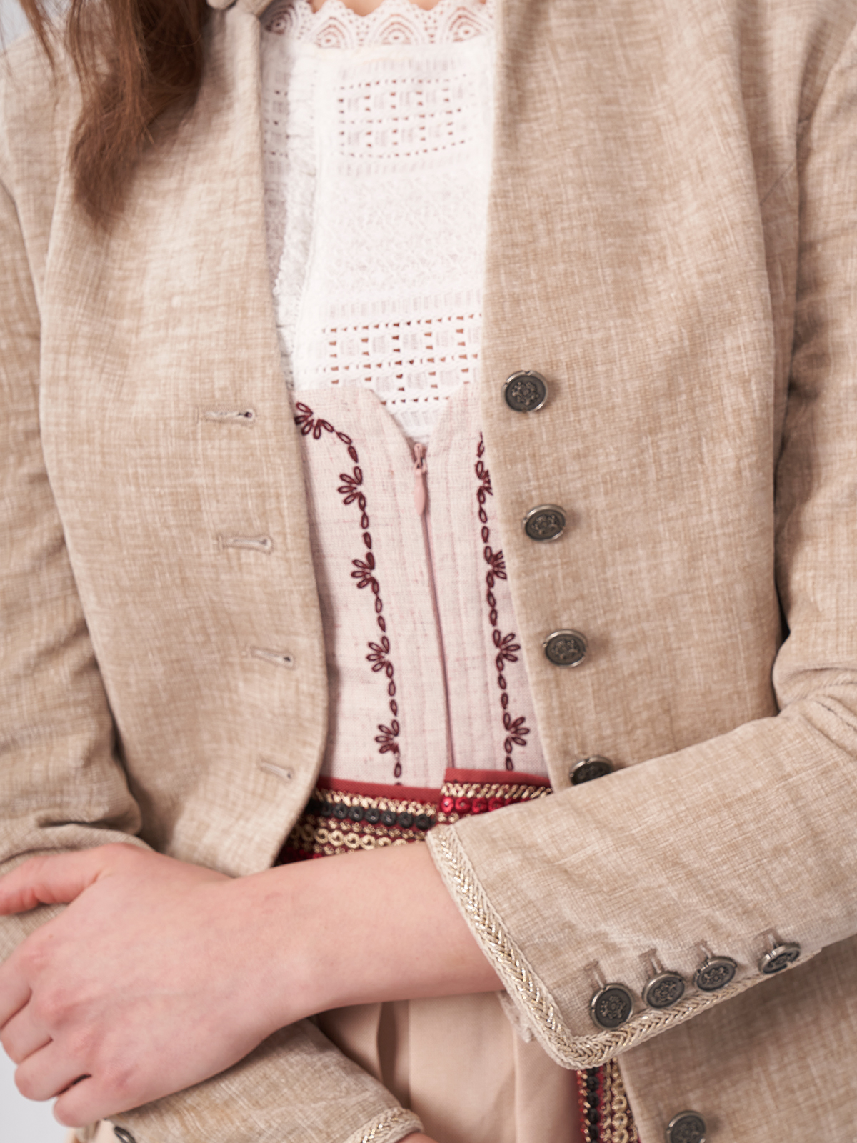 Modernes Dirndl mit blauem Herrenhemd