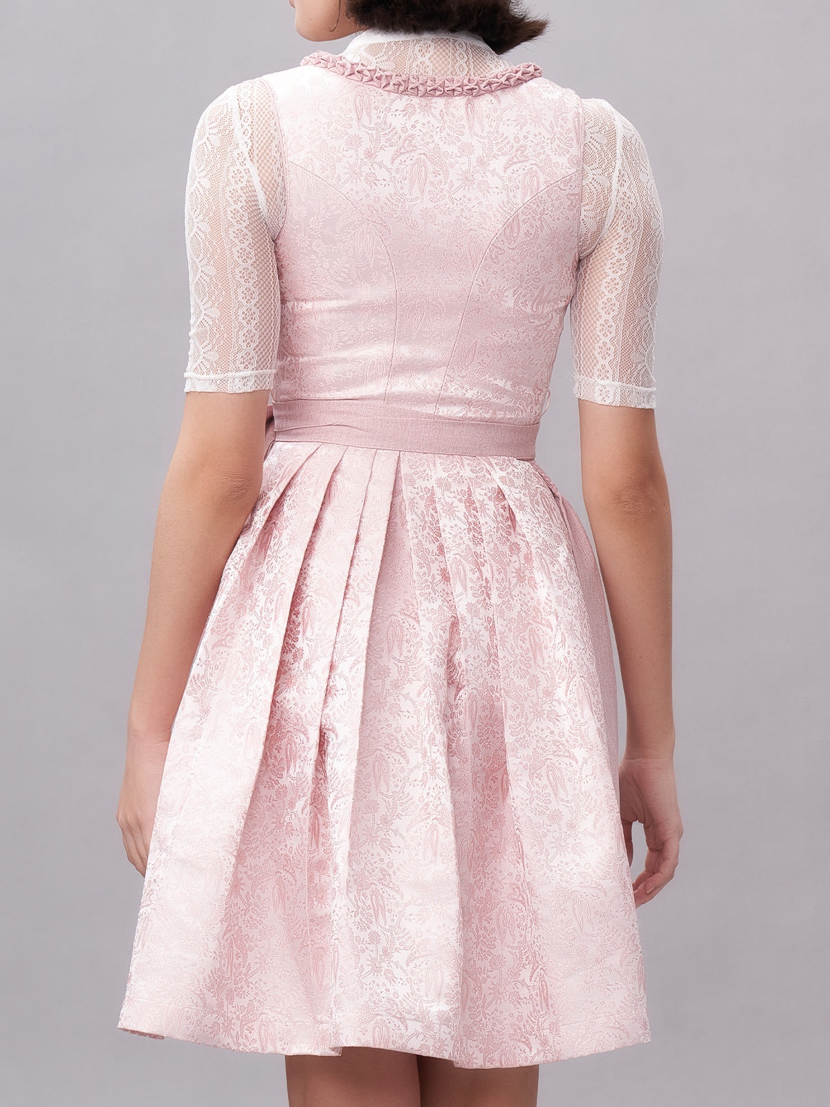 Ein modernes Dirndl in Rosa mit floralen Details