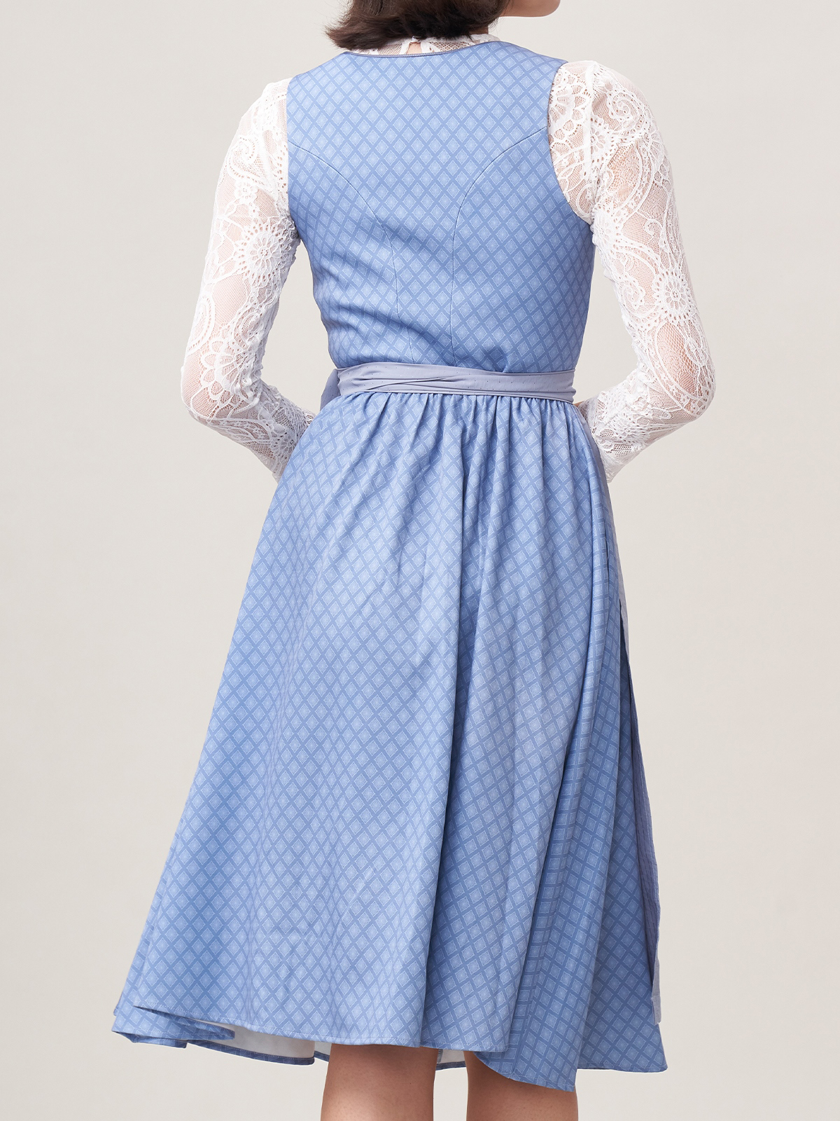 Modernes Dirndl in Blau – perfekt für den urbanen Look