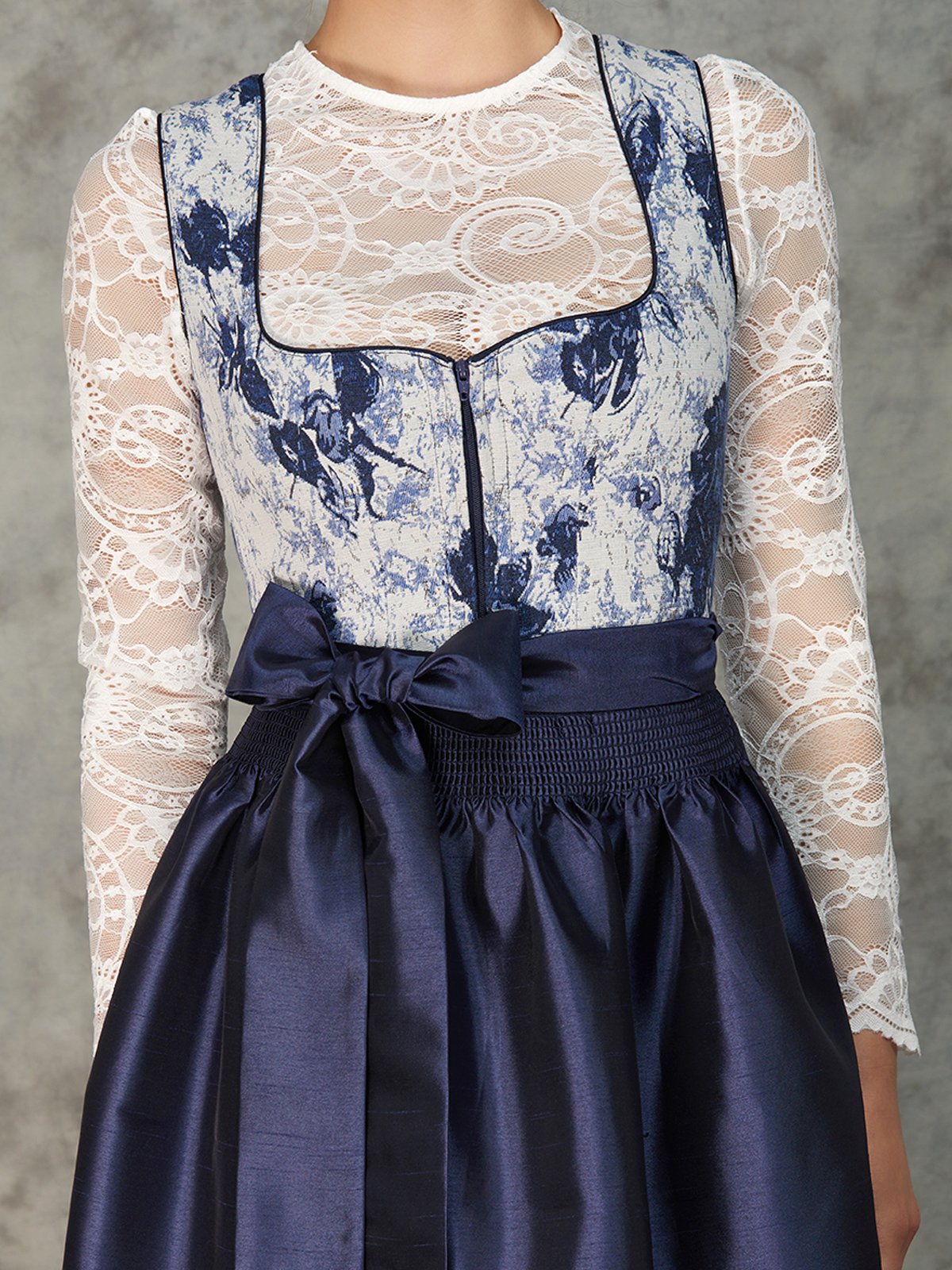 Dirndlbluse hochgeschlossen Spitze in Blau
