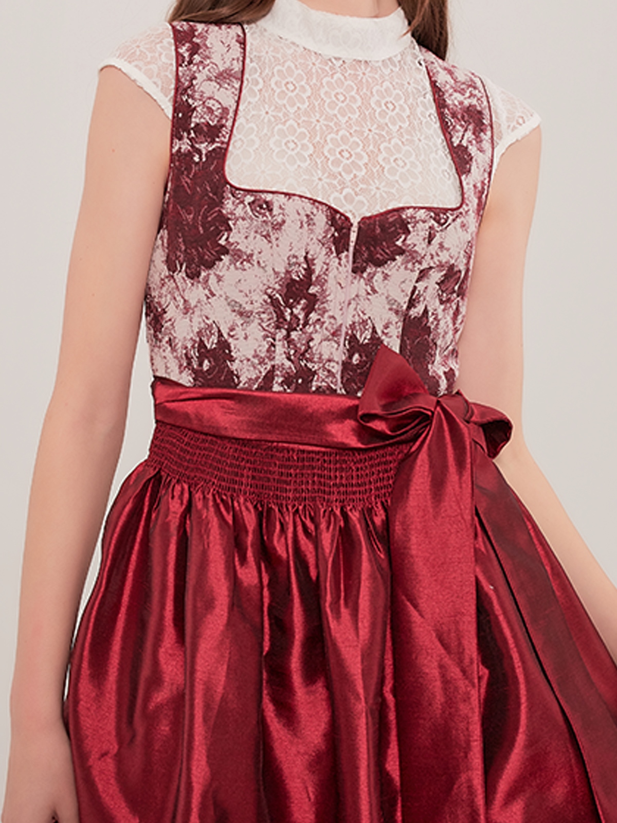 Moderne Dirndlbluse in Rot mit raffiniertem Schnitt