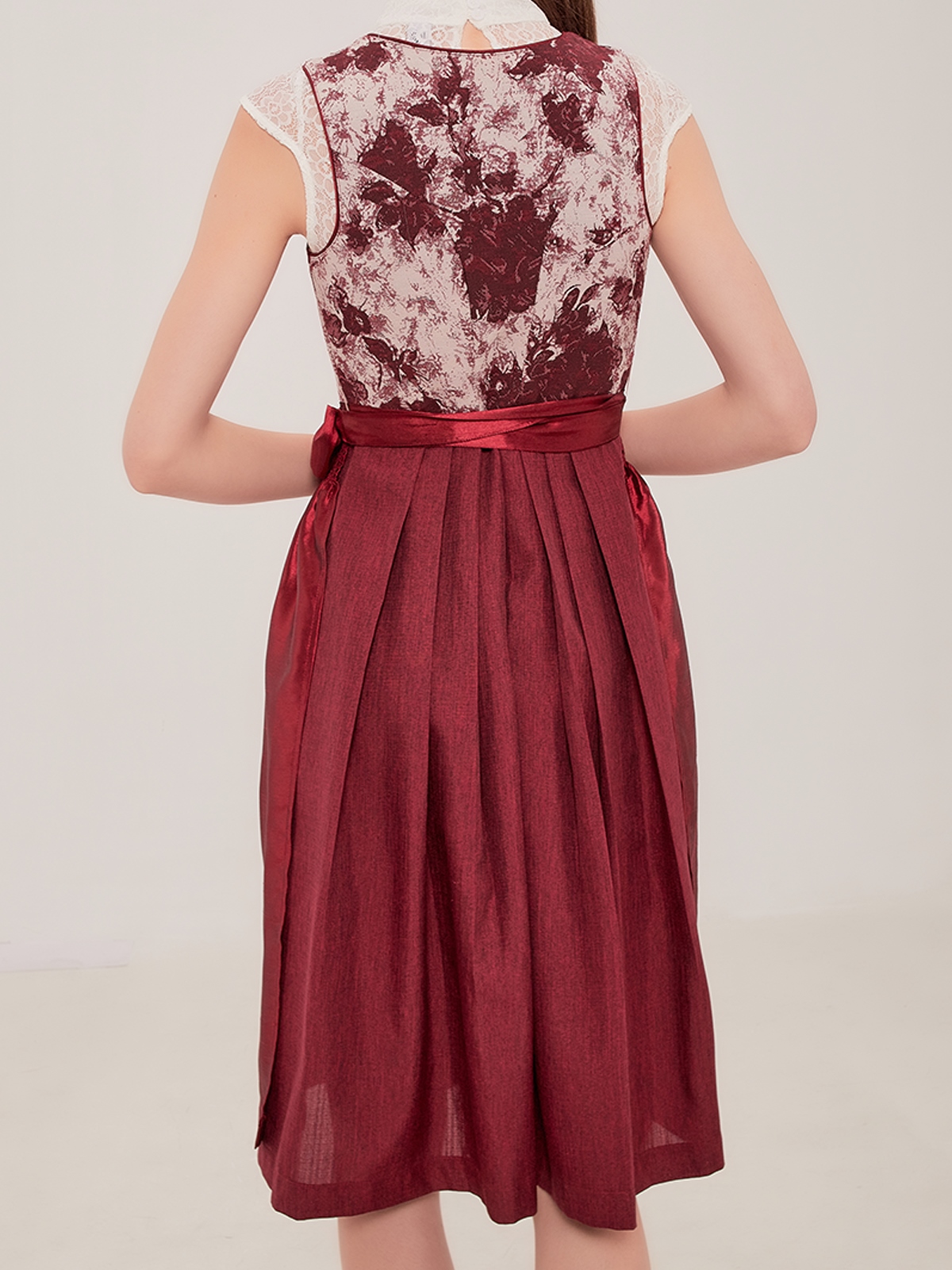 Dirndl in Rot mit modernem Schnitt