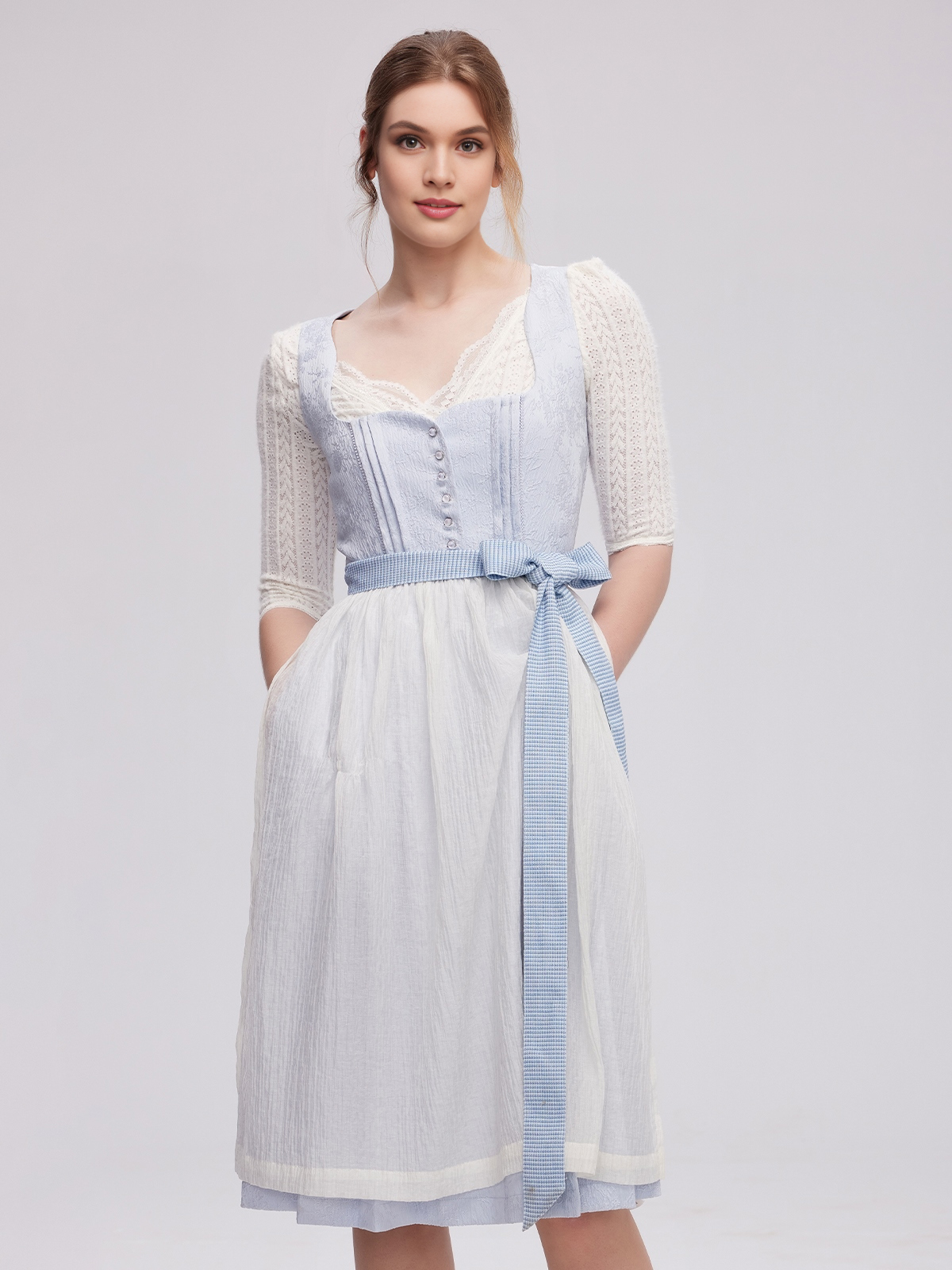 Ein modernes blaues Dirndl mit floralen Akzenten