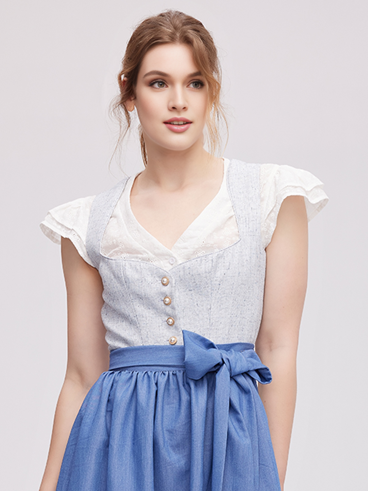 Modernes Dirndl in Blau mit femininem Schnitt