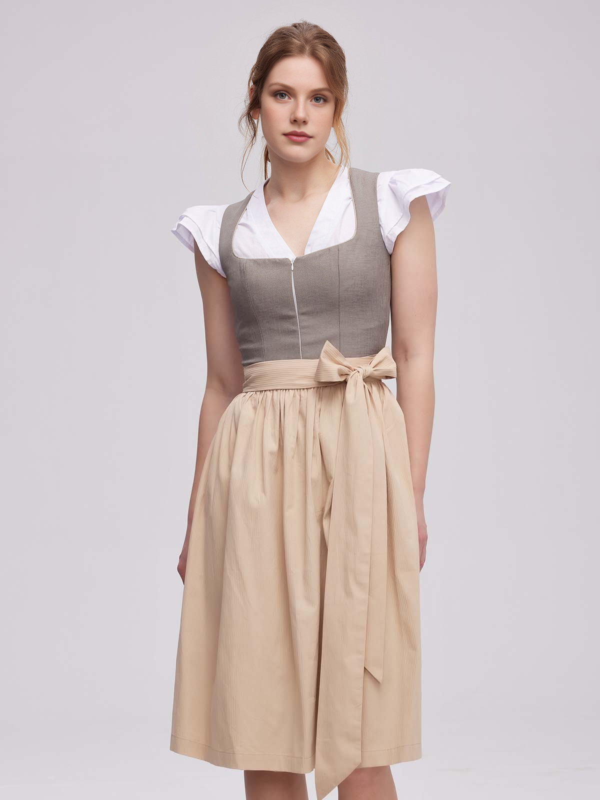 Traditionelles Dirndl mit weißer Bluse