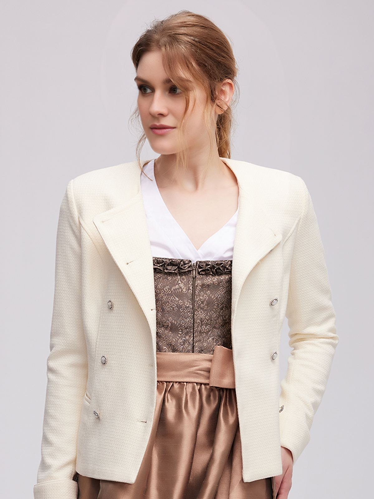 Elegantes weißes Dirndl mit bestickter Schürze