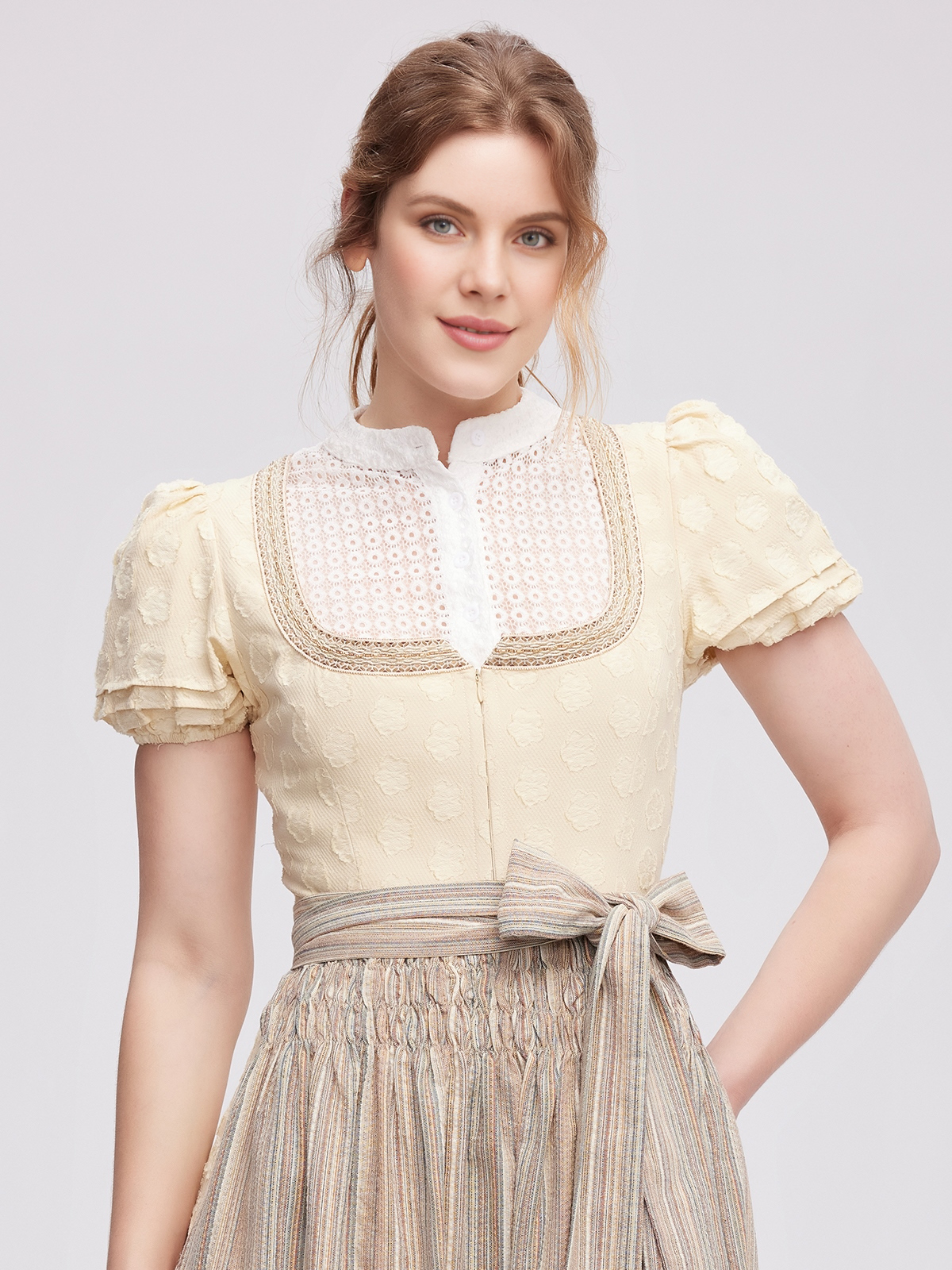 Moderne Dirndl-Kleider in Gelb