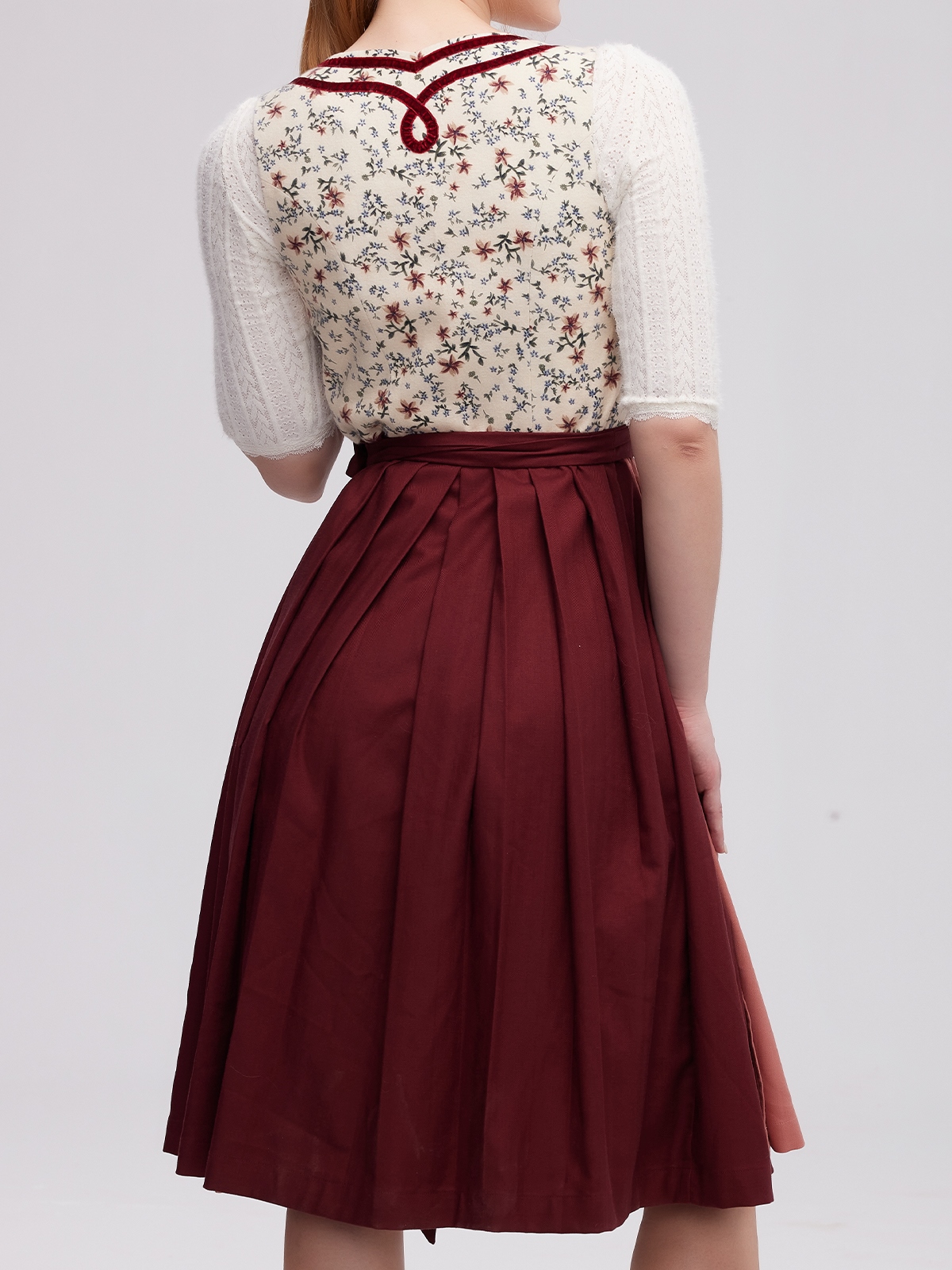 Moderne Dirndl in Rot mit figurbetonter Taille
