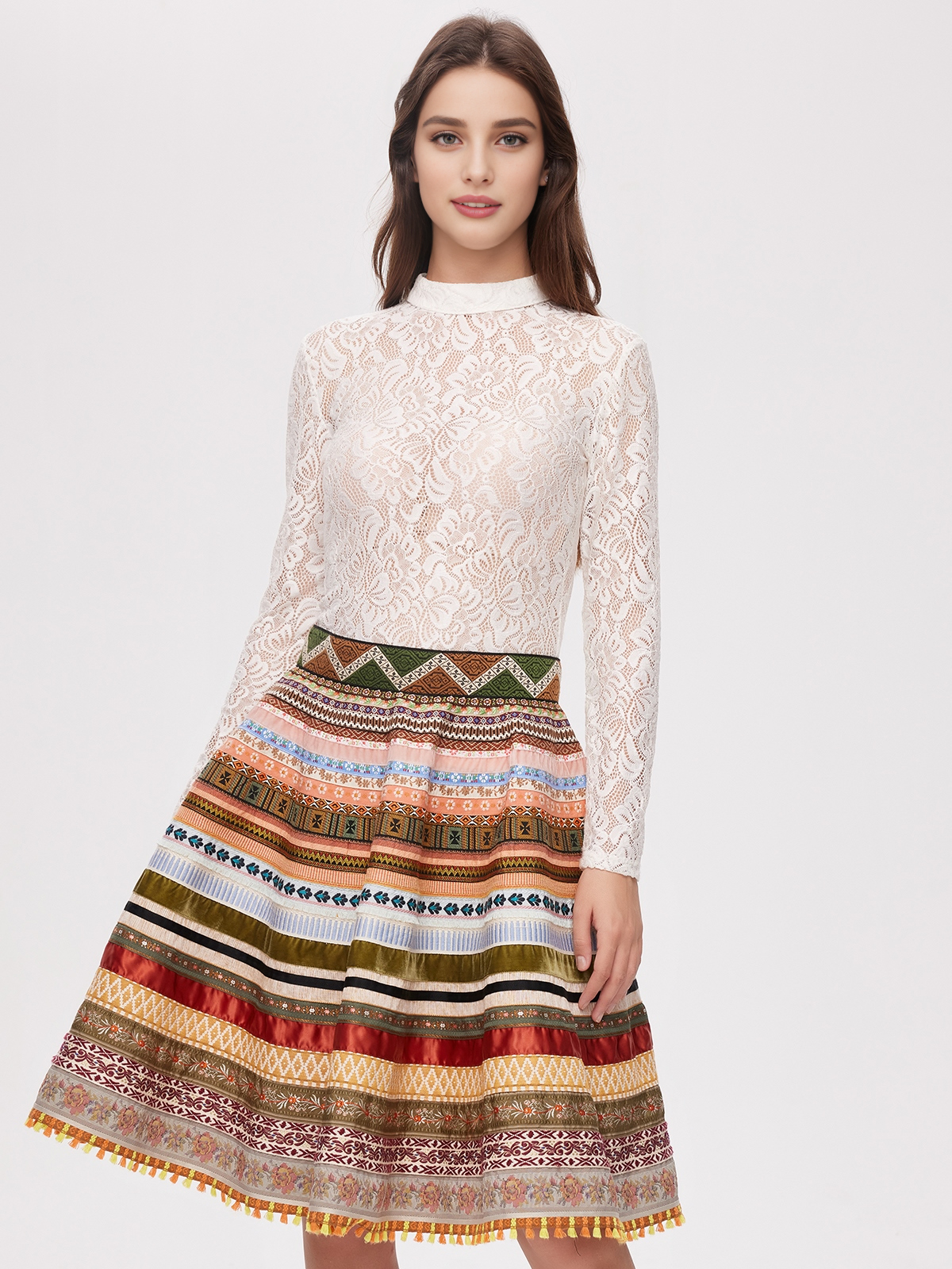 Modernes Dirndl mit Spitzenbluse