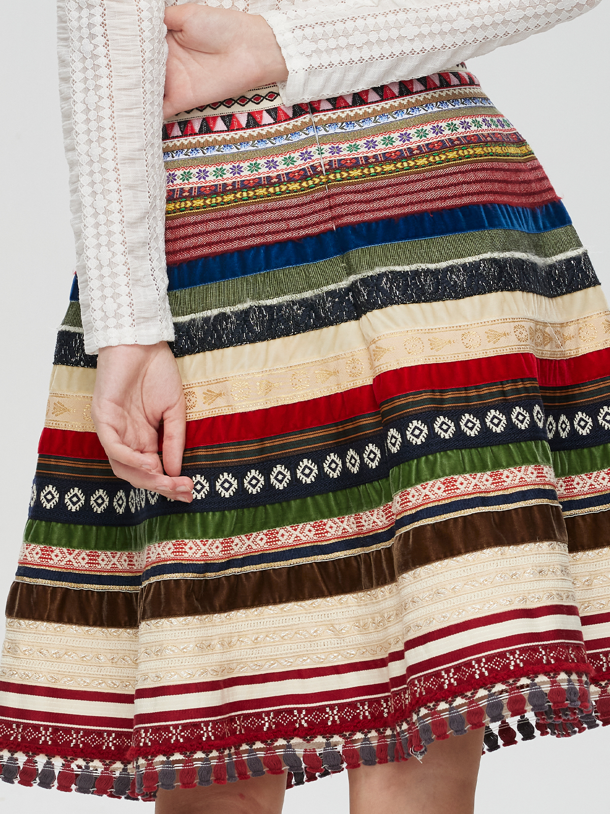 Modernes rotes Dirndl mit schmaler Taille und floralen Details