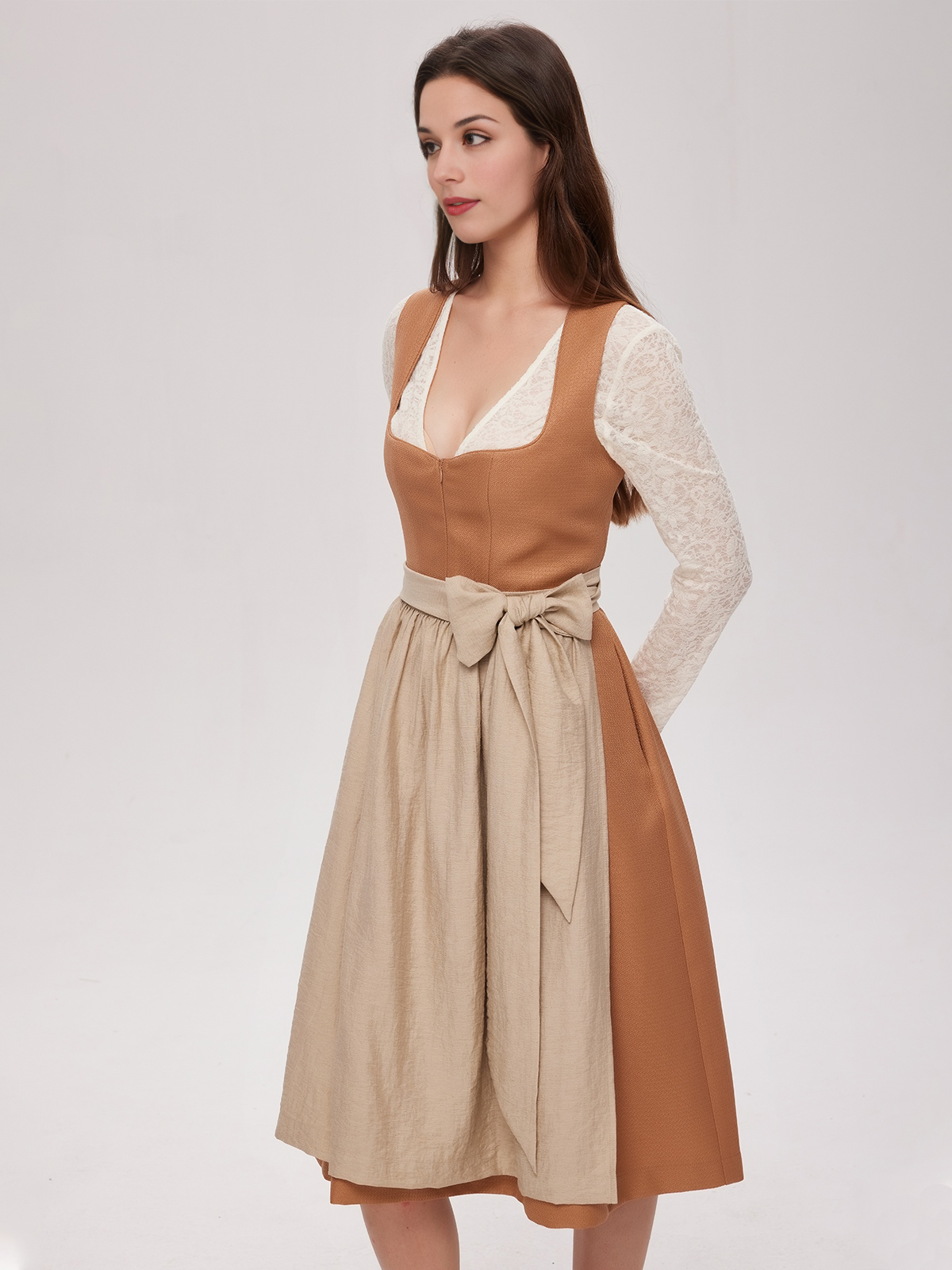 Rotes Dirndl kurz mit femininem Schnitt