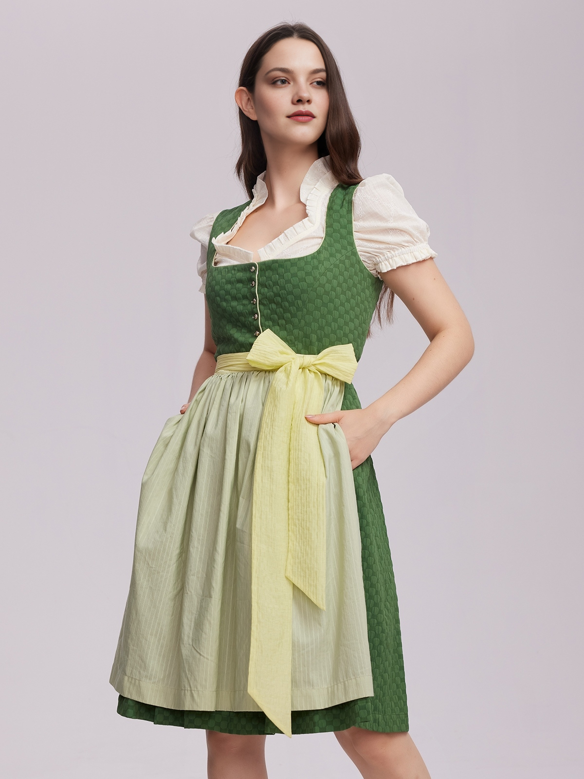Moderne Dirndl in Grün mit floralen Details