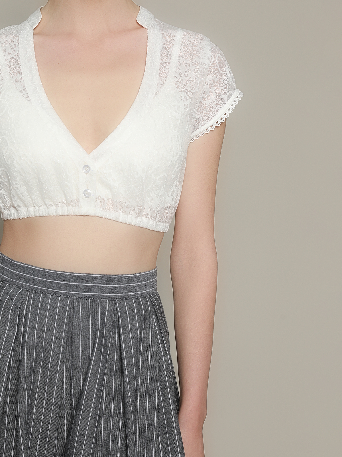Modernes Dirndl mit eleganter Bluse