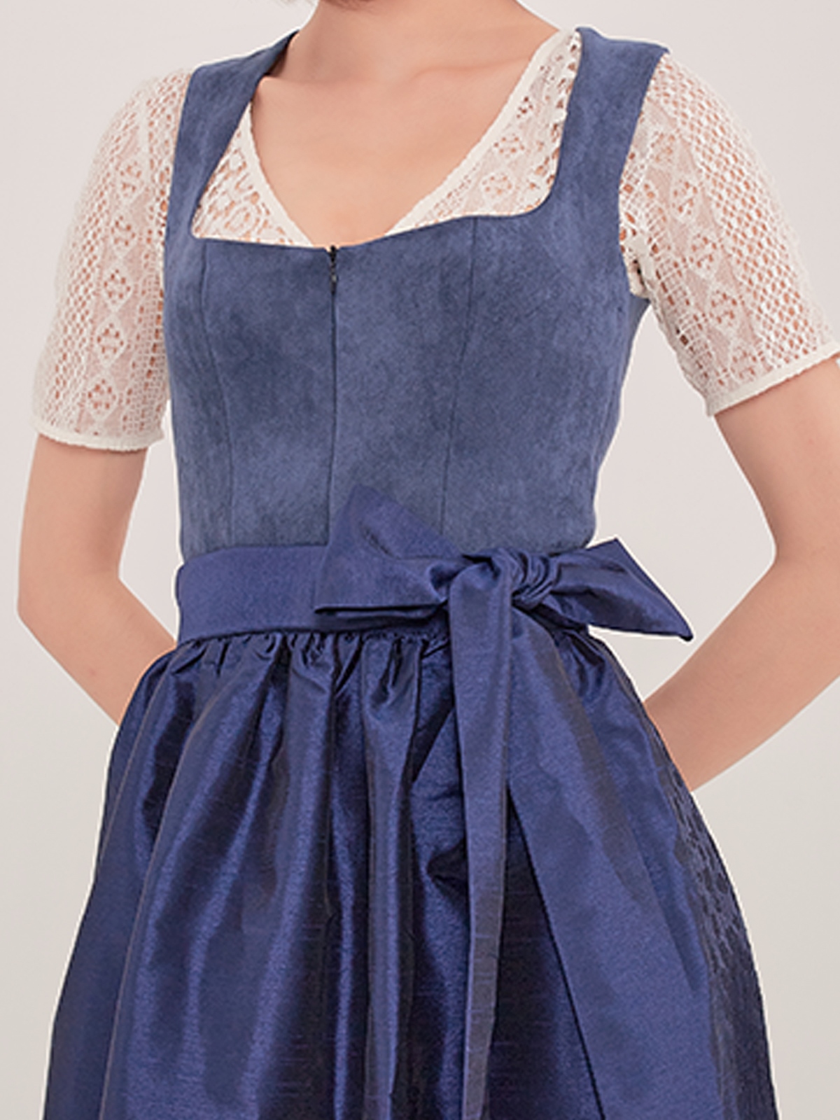 Ausschnitt Dirndl in Blau