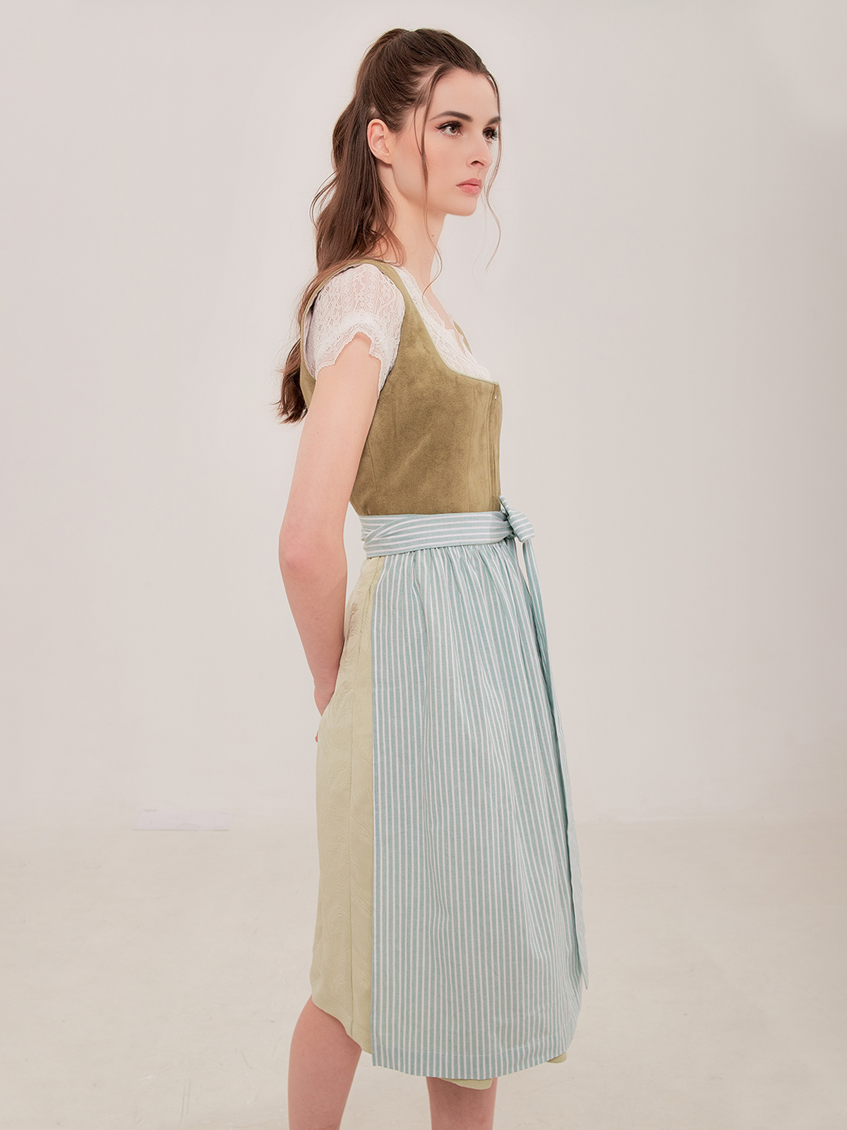 Modernes grünes Dirndl mit traditionellen Elementen