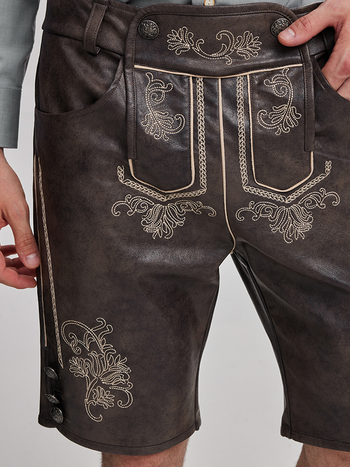 Rotes Dirndl mit grauer Lederhose