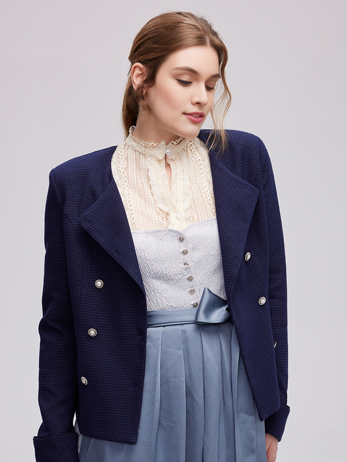 Moderne Dirndlbluse in Blau
