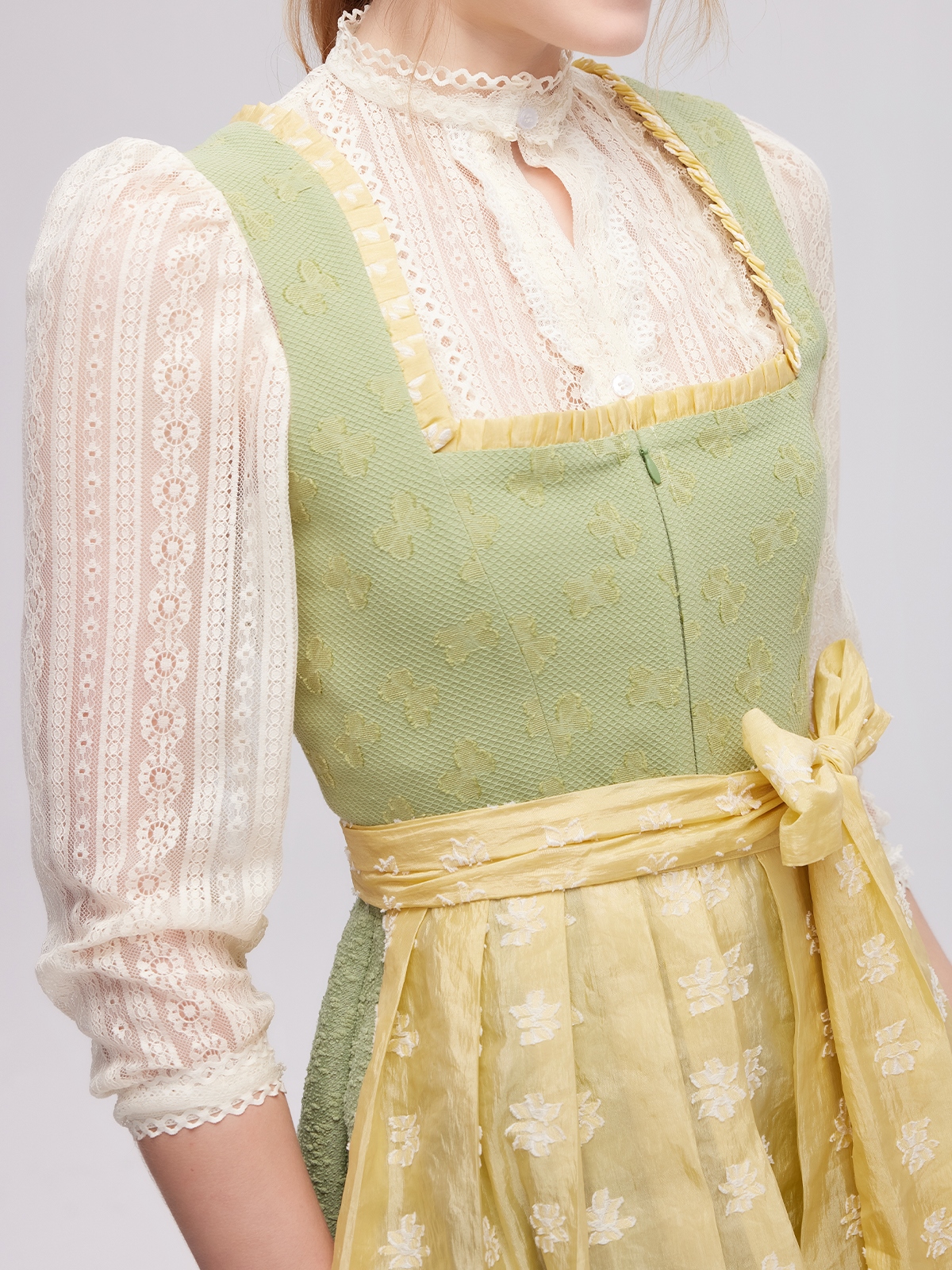 Dirndl Bluse in Grün – Eleganz trifft Natur